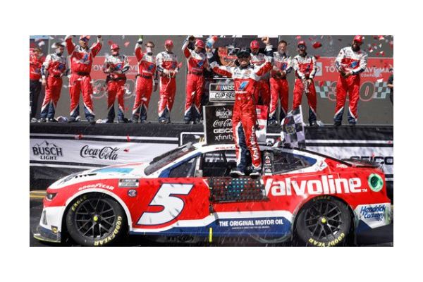 Lionel Racing 1/64 VALVOLINE 2024 シボレー カマロ カイル･ラーソン #5 ソノマ ウィナー  [No.LR311212]