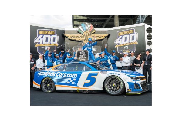 Lionel Racing 1/64 HENDRICKMOTORSPORTS.COM 2024 シボレー カマロ カイル･ラーソン #5 ブリックヤード ウィナー  [No.LR313438]