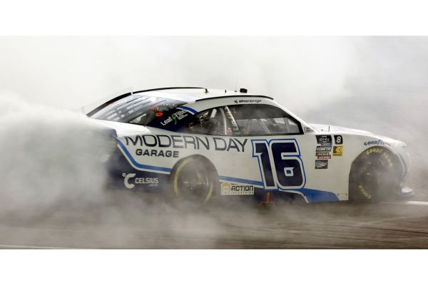 Lionel Racing 1/64 MODERN DAY GARAGE 2024 シボレー カマロ ZL1 AJ･アルメンディンガー #16 ラスベガス ウィナー  [No.LR318686]