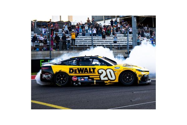 Lionel Racing 1/64 DEWALT 2025 トヨタ カムリ XSE クリストファー･ベル #20 CIRCUIT OF AMERICAS ウィナー  [No.LR326445]