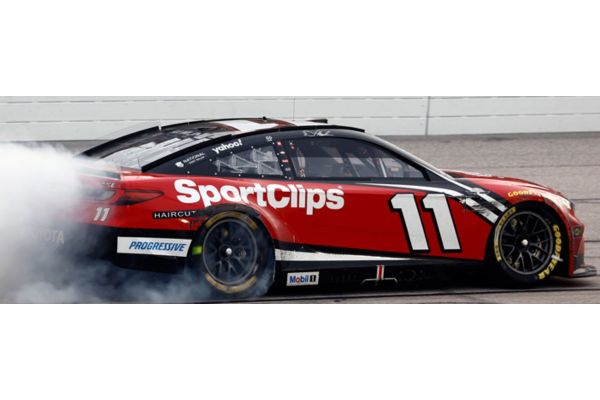 Lionel Racing 1/64 SPORTSCLIPS 2025 トヨタ カムリ XSE デニー･ハムリン #11 スローバック ダーリントン GOODYEAR 400 ウィナー  [No.LR330749]