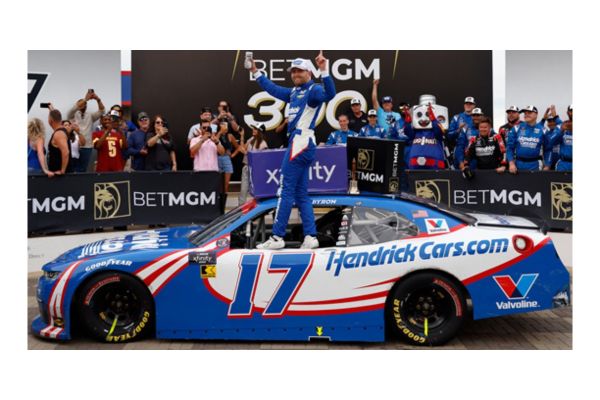 Lionel Racing 1/64 HENDRICKCARS.COM 2025 シボレー カマロ ウィリアム･バイロン #17 シャーロット BETMGM 300 ウィナー  [No.LR332699]