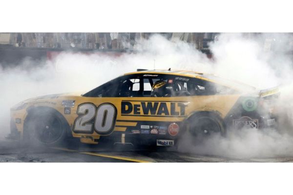 Lionel Racing 1/64 DEWALT 2025 トヨタ カムリ XSE クリストファー･ベル #20 ブリストル BASS PRO SHOP NIGHT RACE ウィナー  [No.LR339490]
