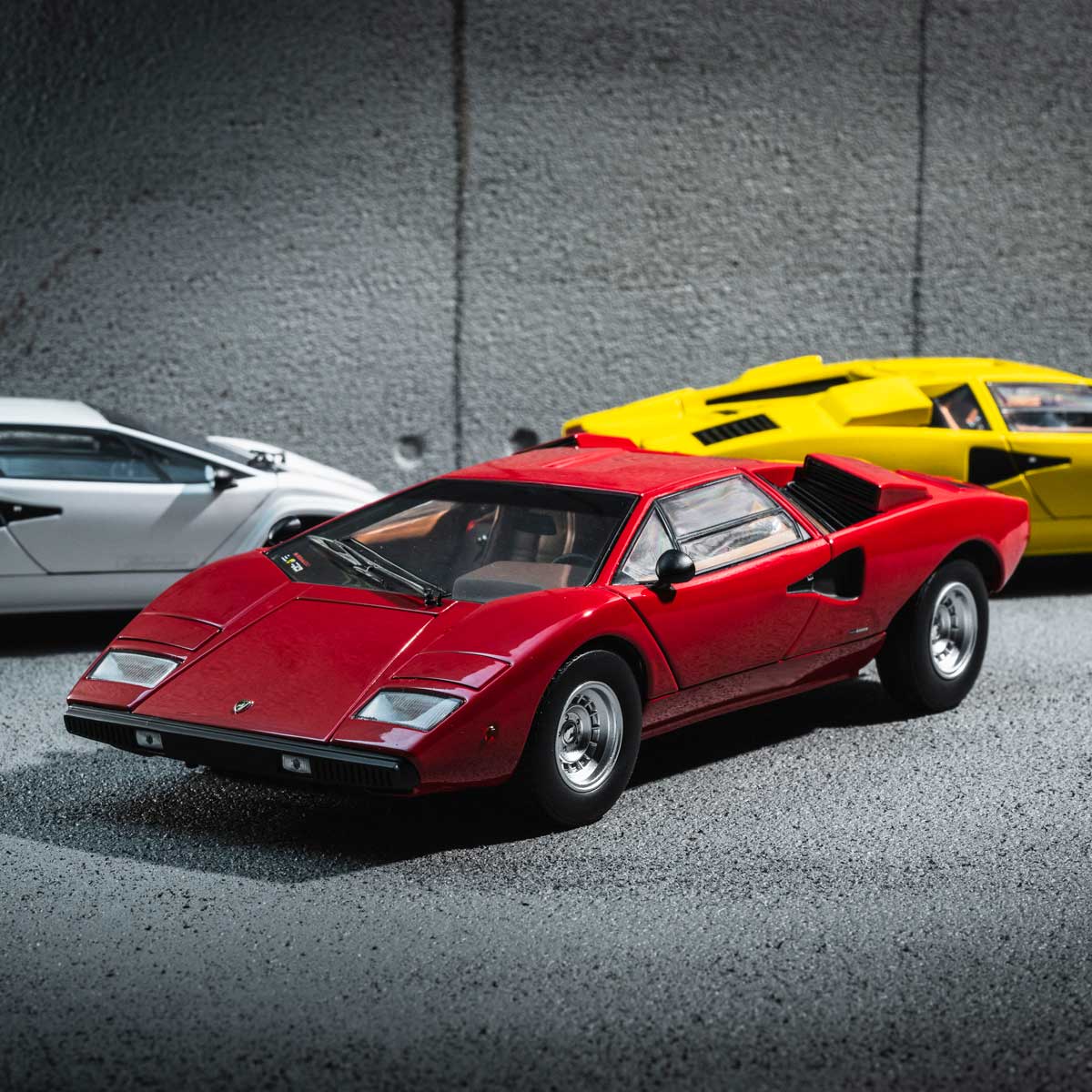 京商 ミニカー | 「ランボルギーニカウンタックLP400」を1/18スケールで忠実に再現してモデル化しました。