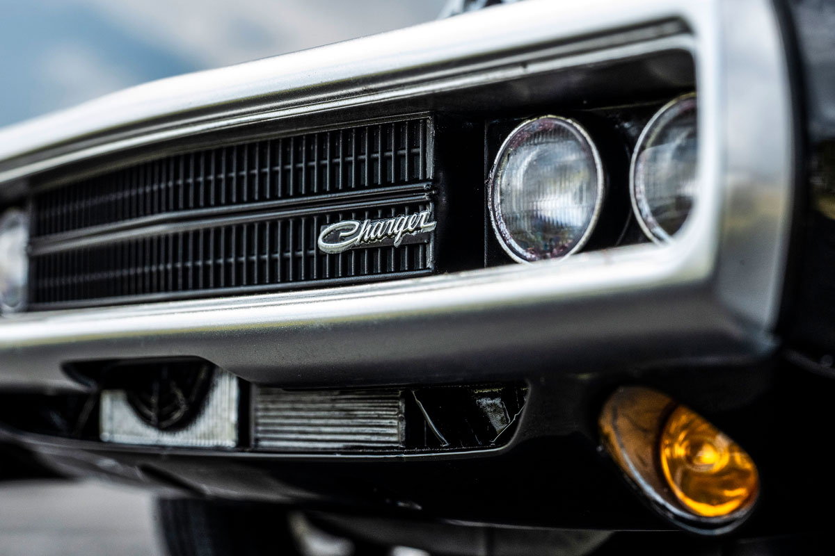 スーパーチャージャーをドッキングしたV8エンジンの発熱量は非常に大きい。そのためクー リングシステムもアップデートしてあり、グリル下の開口部から電動ファンなどを確認することがで きる。