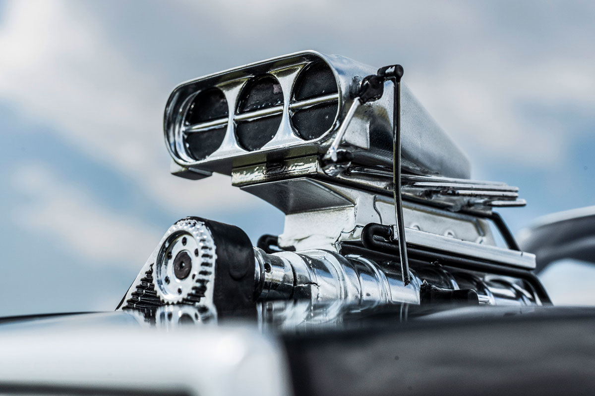 アメリカンマッスルカーらしくV8エンジンを搭載。さらにスーパーチャージャーをエンジン真上に設 置し、ボンネットから突き出るようにレイアウト。アメリカ車のカスタムでよく見られるこのスタイルは、 かなりのインパクト。