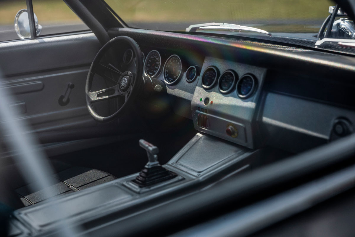 インパネに並んだ8連メーターが壮観。4本スポークのステアリングはグラント・チャレンジャー で、アルミで製作されたセンターコンソールもスパルタンな印象。快適装備を完全に排除したレー シーな空間になっている。