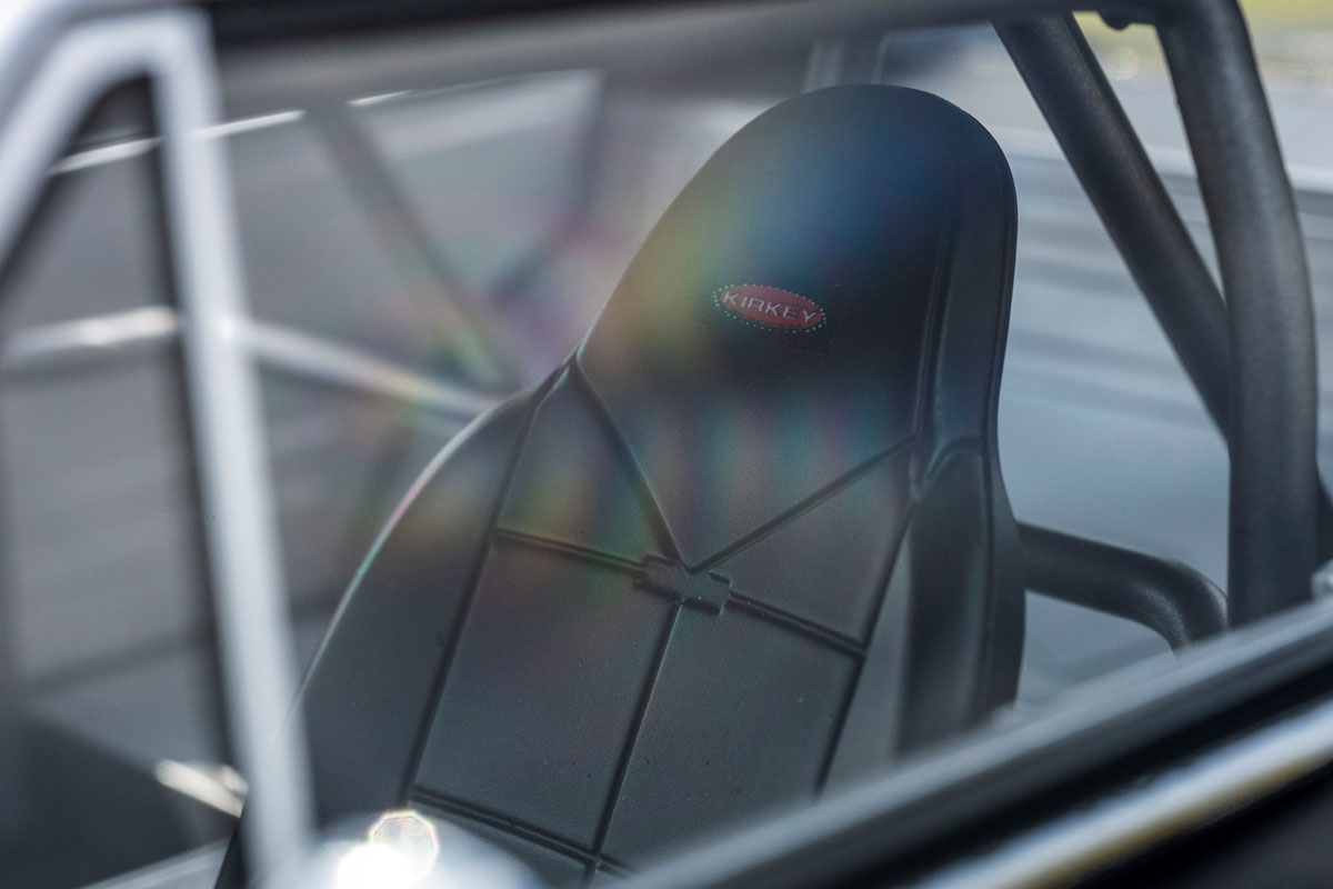 ドライバーをしっかりとホールドするバケットシートも装備。さらに助手席や後席は撤去され、まる でレーシングマシンのような雰囲気。また、室内全域に張り巡らされた堅牢なロールケージも 目を惹く。