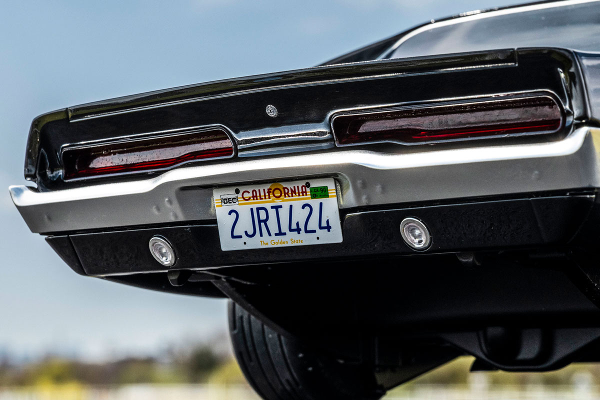 カリフォルニア州のライセンスプレートはレジストレーションステッカーも貼られるなど、細かい部 分まで再現されている。マフラーはフロア下で排出されるスペシャル仕様のため、リアからのア ングルでは確認できない。