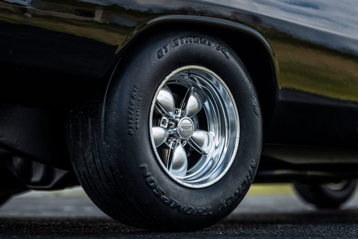 スーパーチャージャー仕様のV8エンジンは強大なパワーを発揮。それを路面に確実に伝 えるべくサスペンションを強化し、タイヤもドラッグレース用を採用。アルミホイールはクレー ガー。