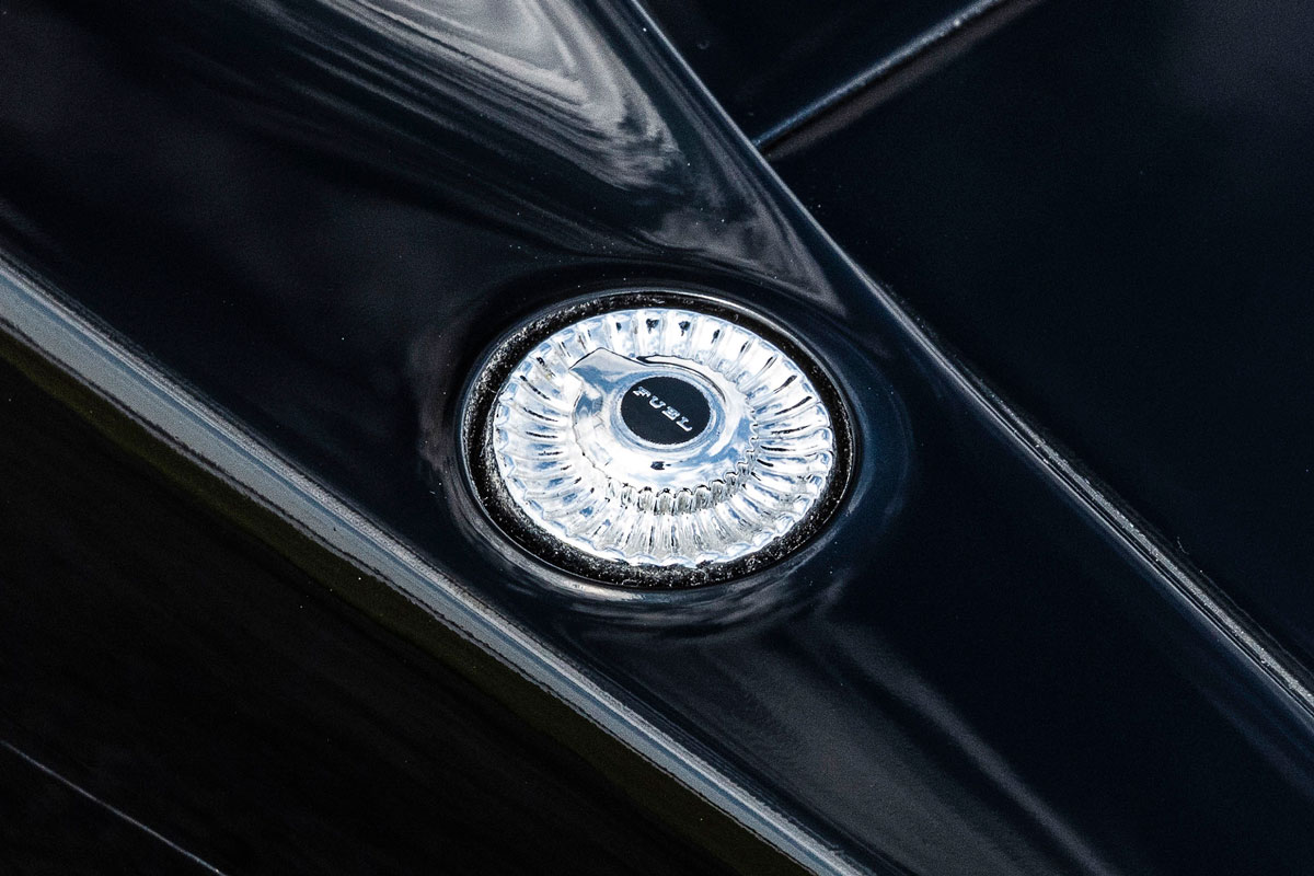 リアフェンダー上に配置されているフューエルリッド。そのデザインも非常に凝ったものになってい るが、そこも忠実に再現。ちなみに燃料タンク本体は、安全タンクに変更されてトラ ンク内に設置されている。