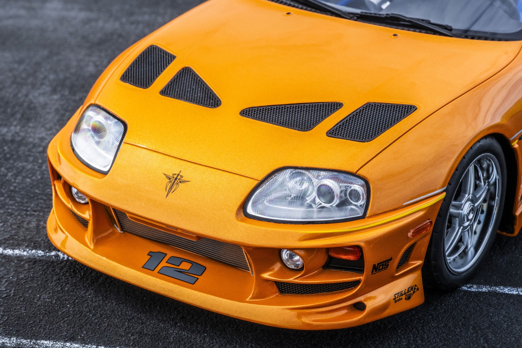 ボメックス製のバンパースポイラーはビジュアルだけでなく、インタークーラーに走行風を導き、大きなダウンフォースを発生させる機能性溢れるデザイン。エンジンの熱気を効率的に排出するTRD製のボンネットも装着。