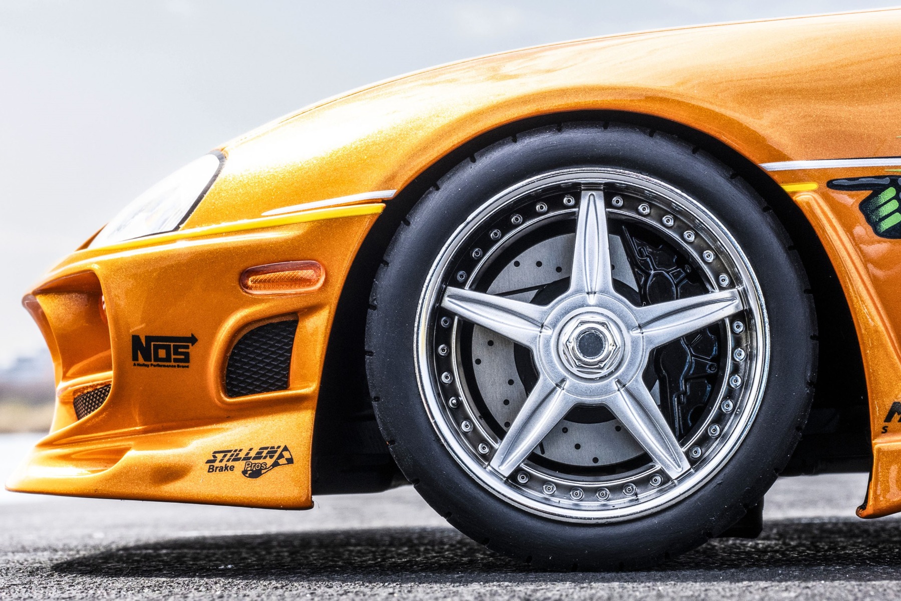 足もとを飾るのはレーシングハート・M5チューナーズ。力強い5スポークのデザインと美しいメッキリムがオレンジパールのボディにベストマッチ。ピンホール加工が施された大型ブレーキローターもチューンドには欠かせないアイテム。