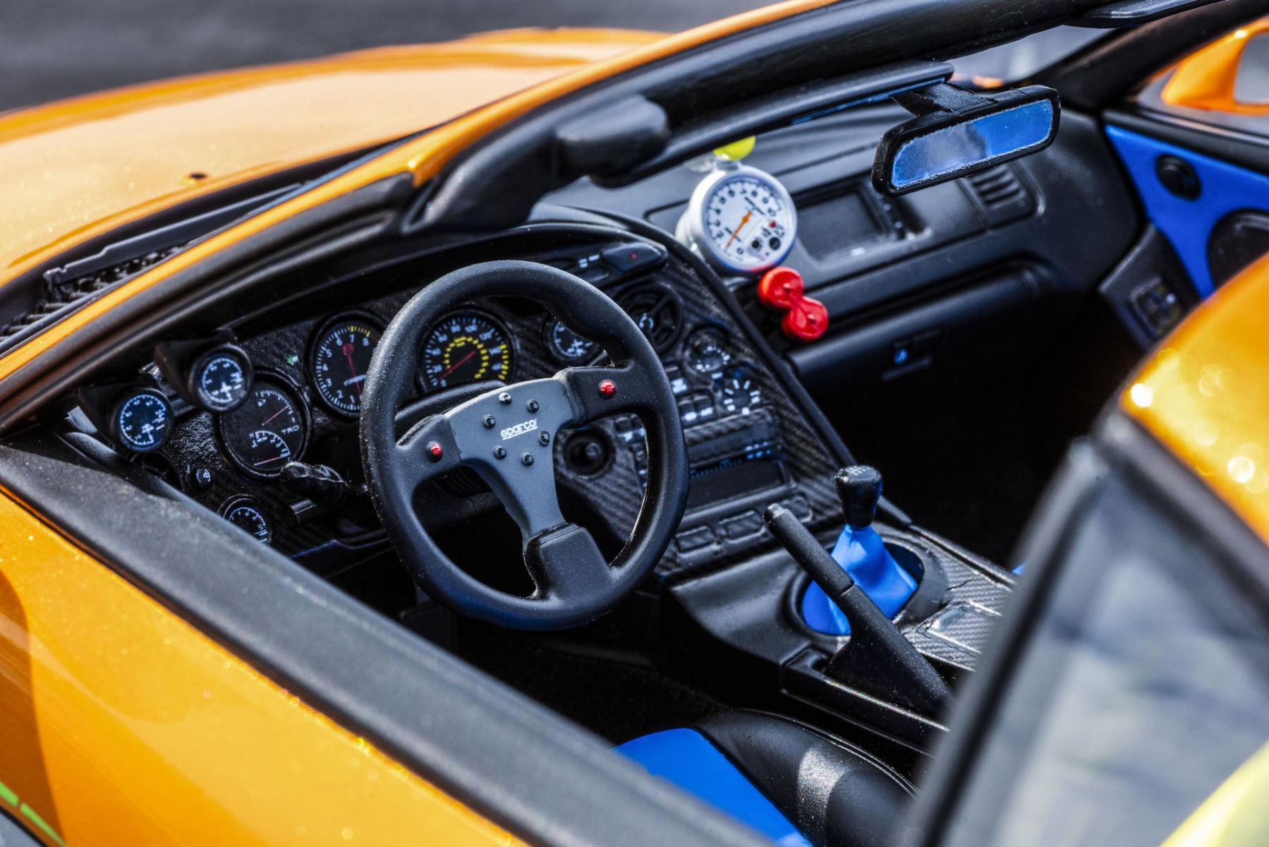 インテリアは部分的にブルーがあしらわれてスポーティな印象に仕立てられている。ダッシュボードのシフトライト付きオートメーター製タコメーターや、ピラーに設置された追加メーターが特徴。ステアリングはスパルコ製。