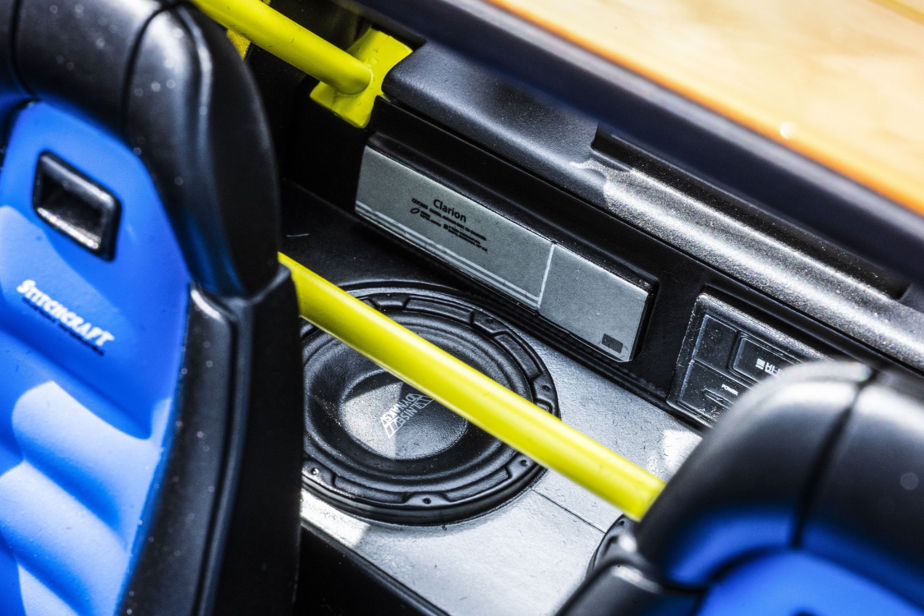 リアシートは取り外され、代わりにウーファーをツインで搭載。走りを優先するチューンドカーといえど、オーディオにもこだわりが感じられる。その上を通っているイエローのパイプはロールバー。