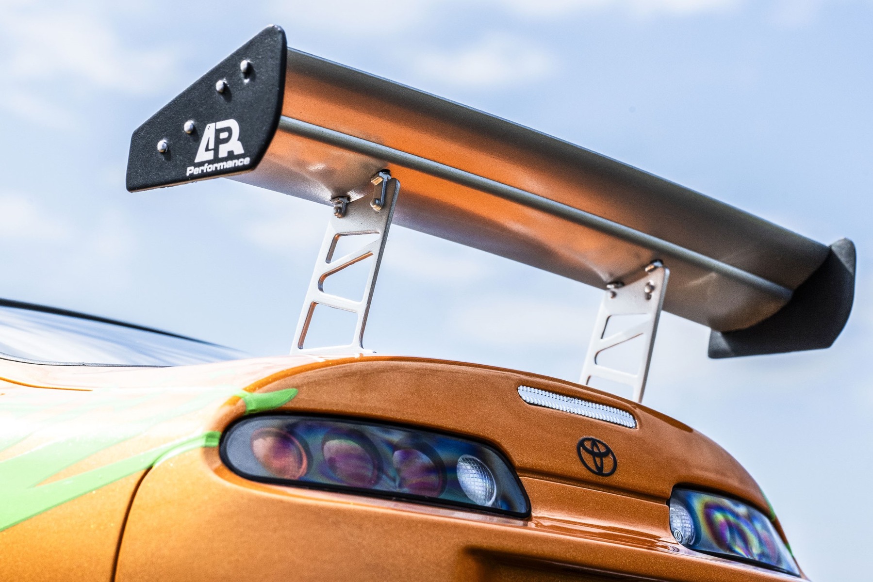 リアゲートにはAPRパフォーマンス社製の大型GTウイングが装着されている。リアビューをレーシーに仕立てるとともに強大なダウンフォースも発生させ、ハイスピードシーンでの安定性を大幅に向上させる。