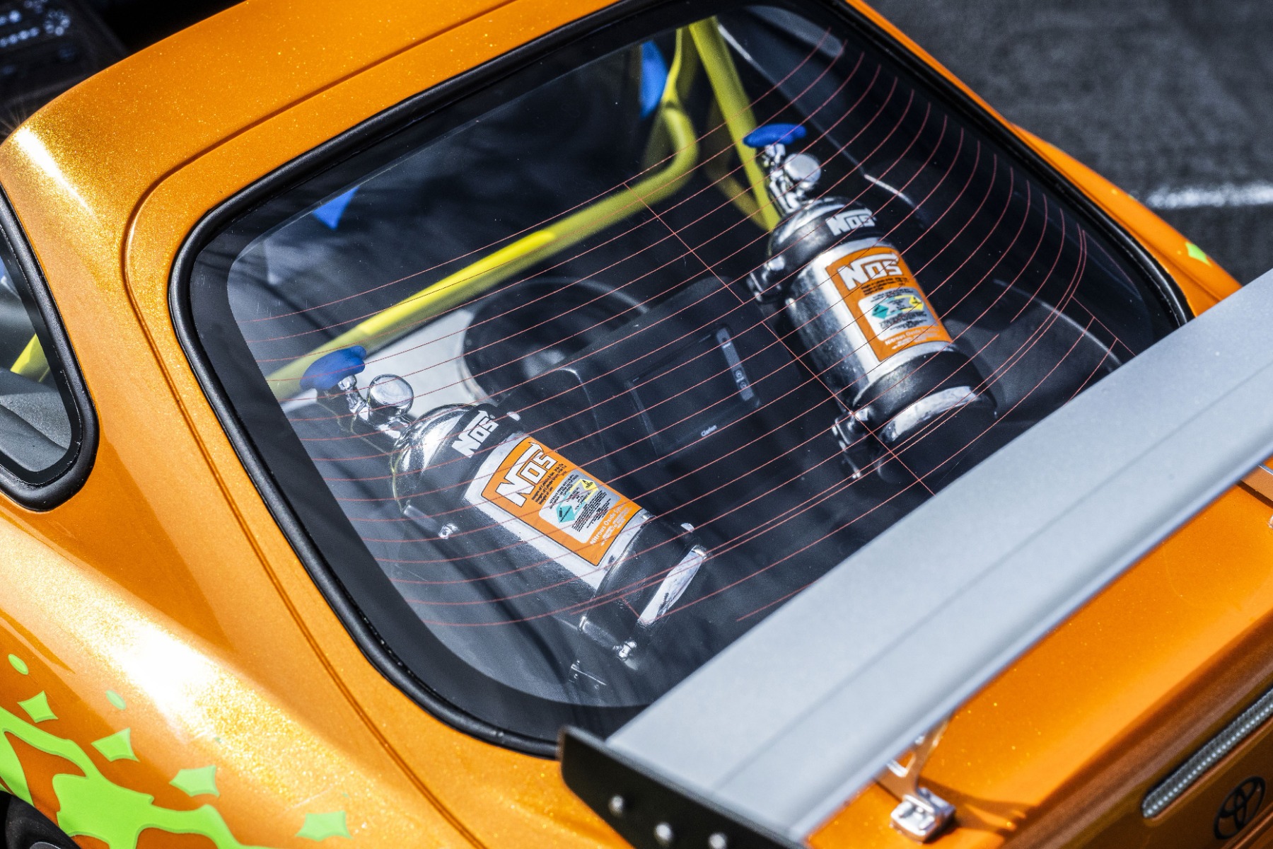 ラゲッジルームにはNOS（ナイトラス・オキサイド・システム）のタンクを装備。タンクには亜酸化窒素が充填されており、それをエンジンに吸い込ませることで出力がアップ。タンクの間にはモニターが設置されている。