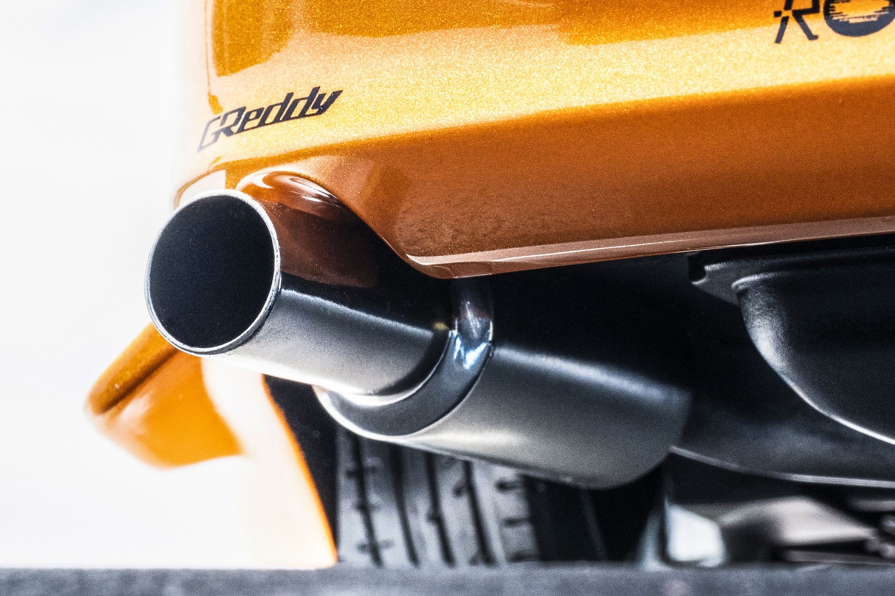 チューニングされたエンジンの排気ガスを効率よく排出するためのマフラーはトラスト製。砲弾型のサイレンサーと大口径のフィニッシャーがレーシーな印象を与え、後続車へのアピールにもなっている。