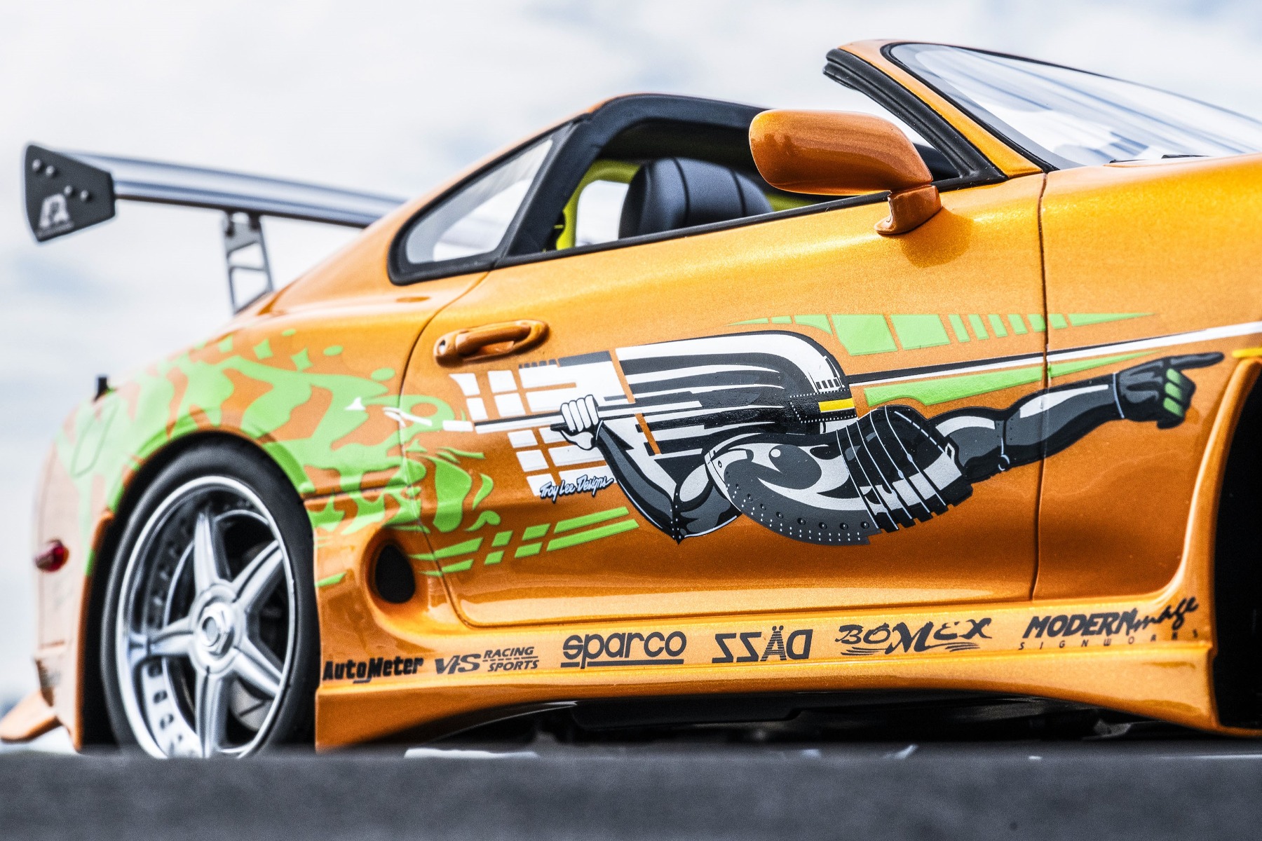 ボディサイドに描かれているグラフィックはアメリカのトロイ・リーデザインズが手がけたもの。「ニュークリア・グラディエーター」と呼ばれるデザインで、車両への施工はアメリカのモダン・イメージが行った。