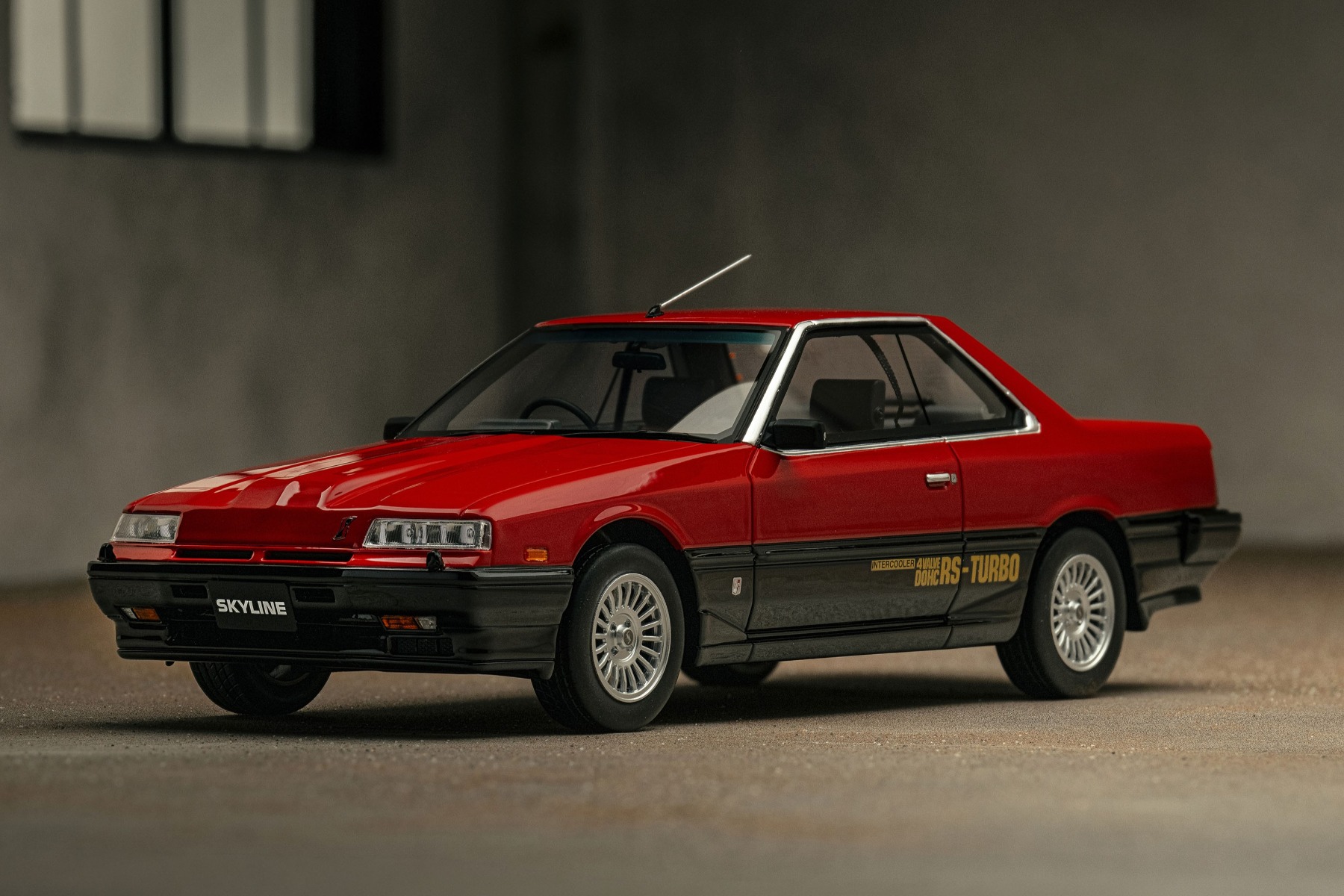 「ニューマンスカイライン」のキャッチコピーで登場した6代目。4ドアと2ドアが設定され、後者は先代まで採用されたサーフィンラインが消滅しましたが、シャープなスタイリングが走りを予感させます。