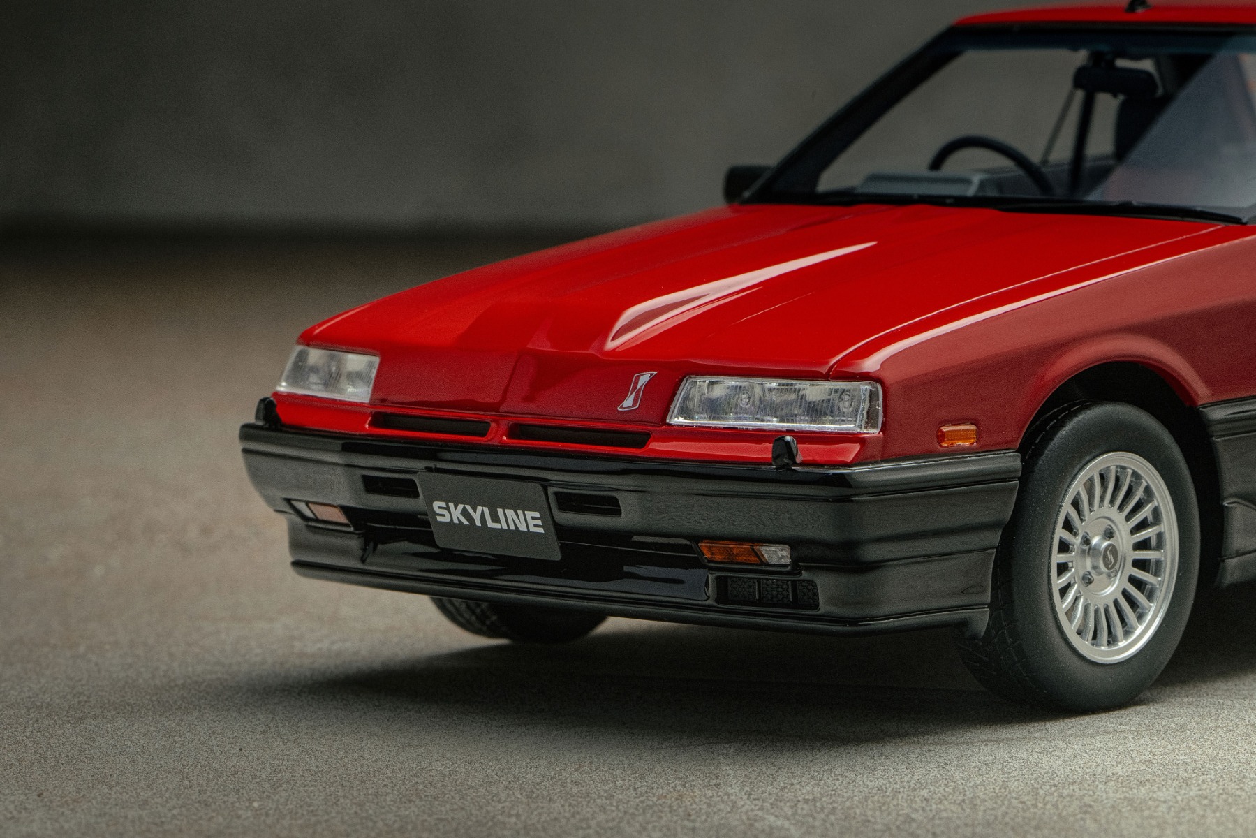 後期ではグリルレスになるとともに、ヘッドライトを薄型化してより精悍なフロントマスクになりました。フロントスポイラー左側に設置されているエアダクトがインタークーラー装着車の証です。