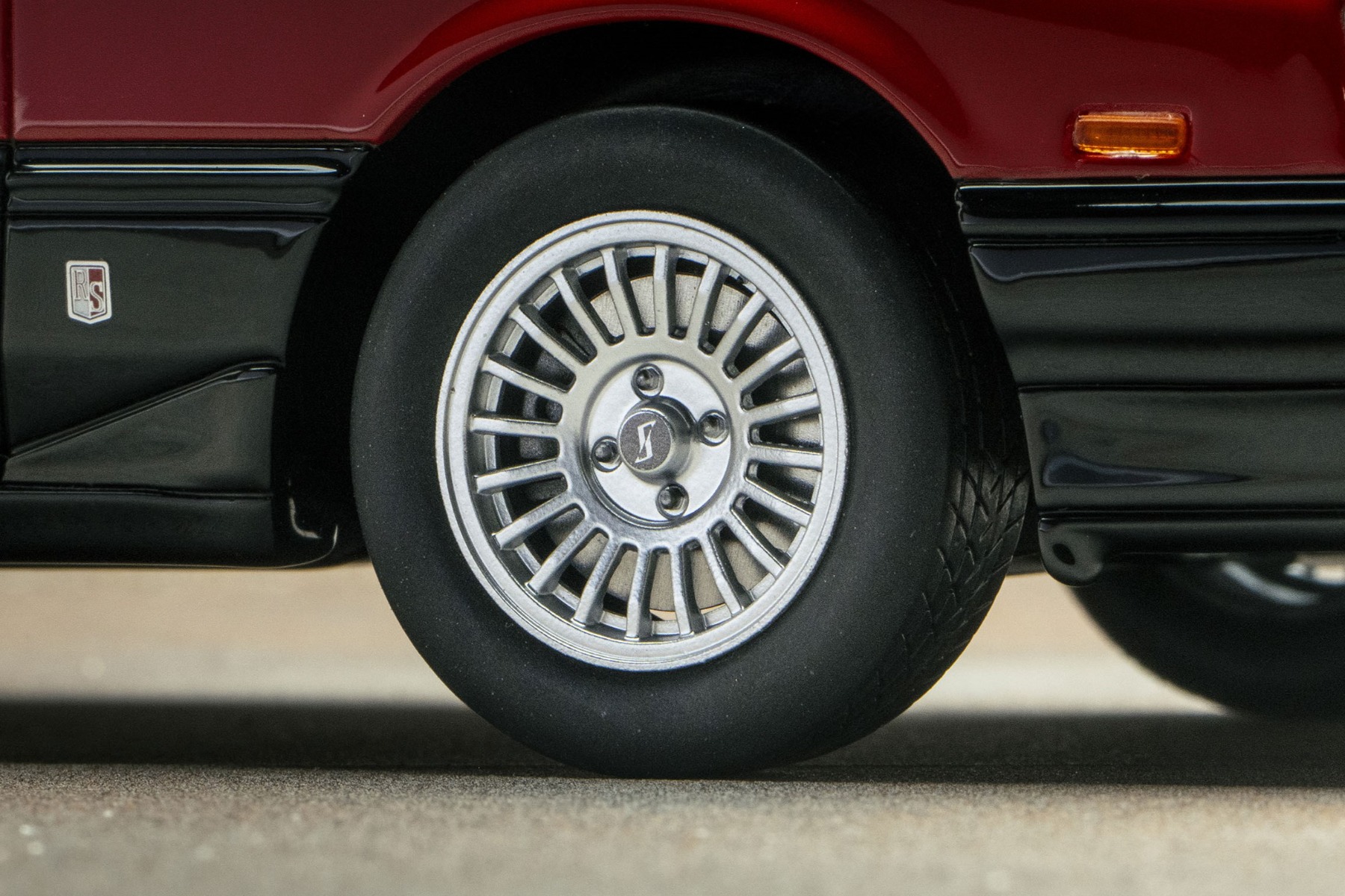 RSシリーズのアルミホイールは数種類ありますが、フィンタイプの15インチホイールは後期型になって採用されたもの。梨地の質感やセンターキャップのスカイラインマークも実にリアルです。