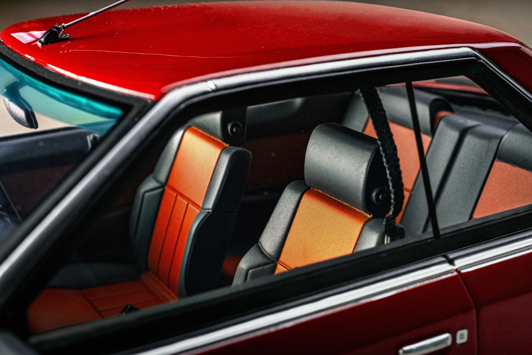 レッド/ブラックのインテリアは、後に追加設定された専用のハイタッチ・モケットシート仕様。スカイライン伝統の水平指針メーターやステアリングの赤バッジなども忠実に再現されています。