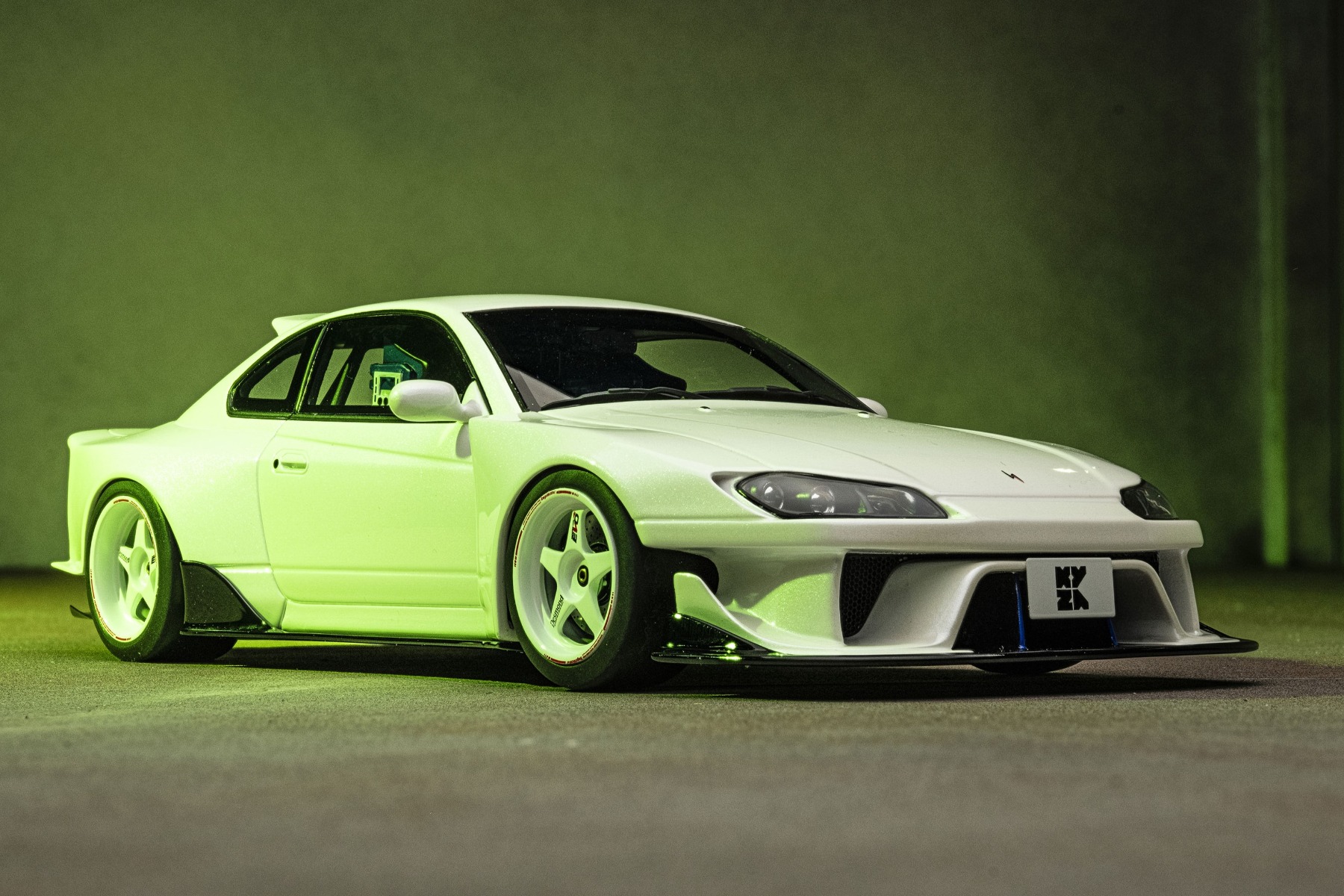 ノーズを薄く見せつつブリスターフェンダーを装備したことで、よりワイド＆ローのフォルムに変身。フロントバンパーの造形はかなり複雑で、両サイドをえぐり、アンダー部分を立ち上げたデザインは非常に斬新。