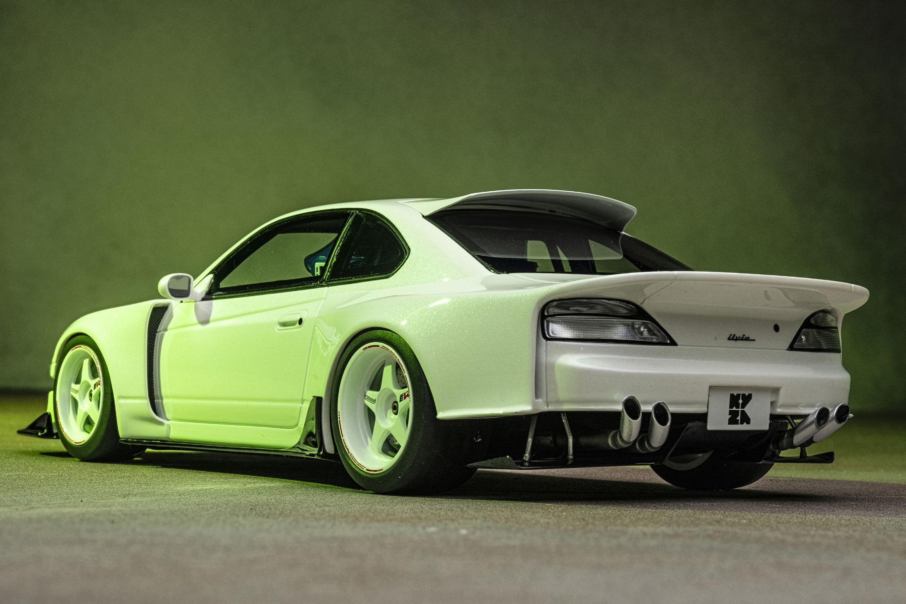 迫力のブリスターフェンダーとエアロパーツで、S15のスタイリングがいっそうアグレッシブに変身。吊り下げ式のディフューザーがレーシーな雰囲気満点。イエローとホワイトをラインナップ。