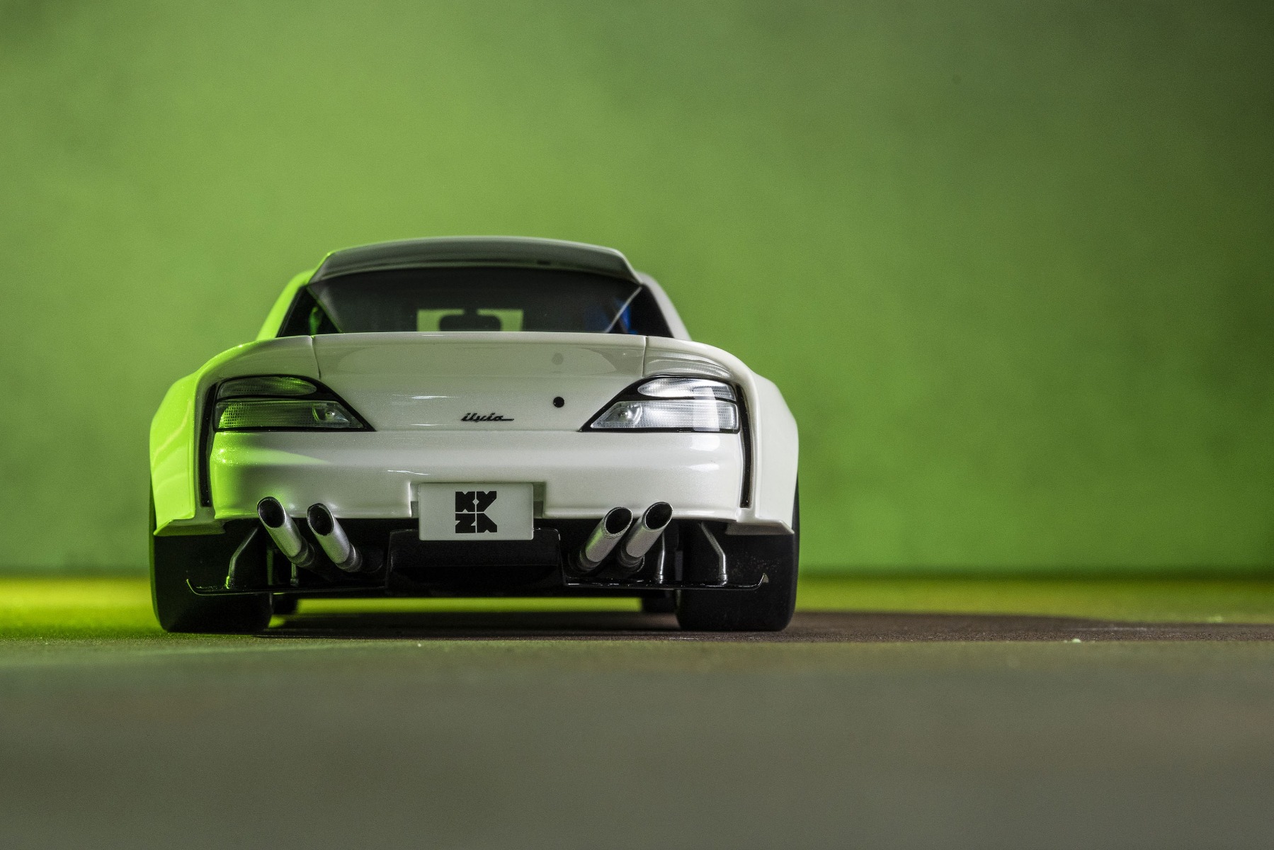 真後ろからみると、リアのブリスターフェンダーの張り出し量がよく分かります。跳ね上げた4本出しのマフラーやクリアレンズのリアコンビランプは、オールドスクールのJDMスタイルといったところでしょうか。