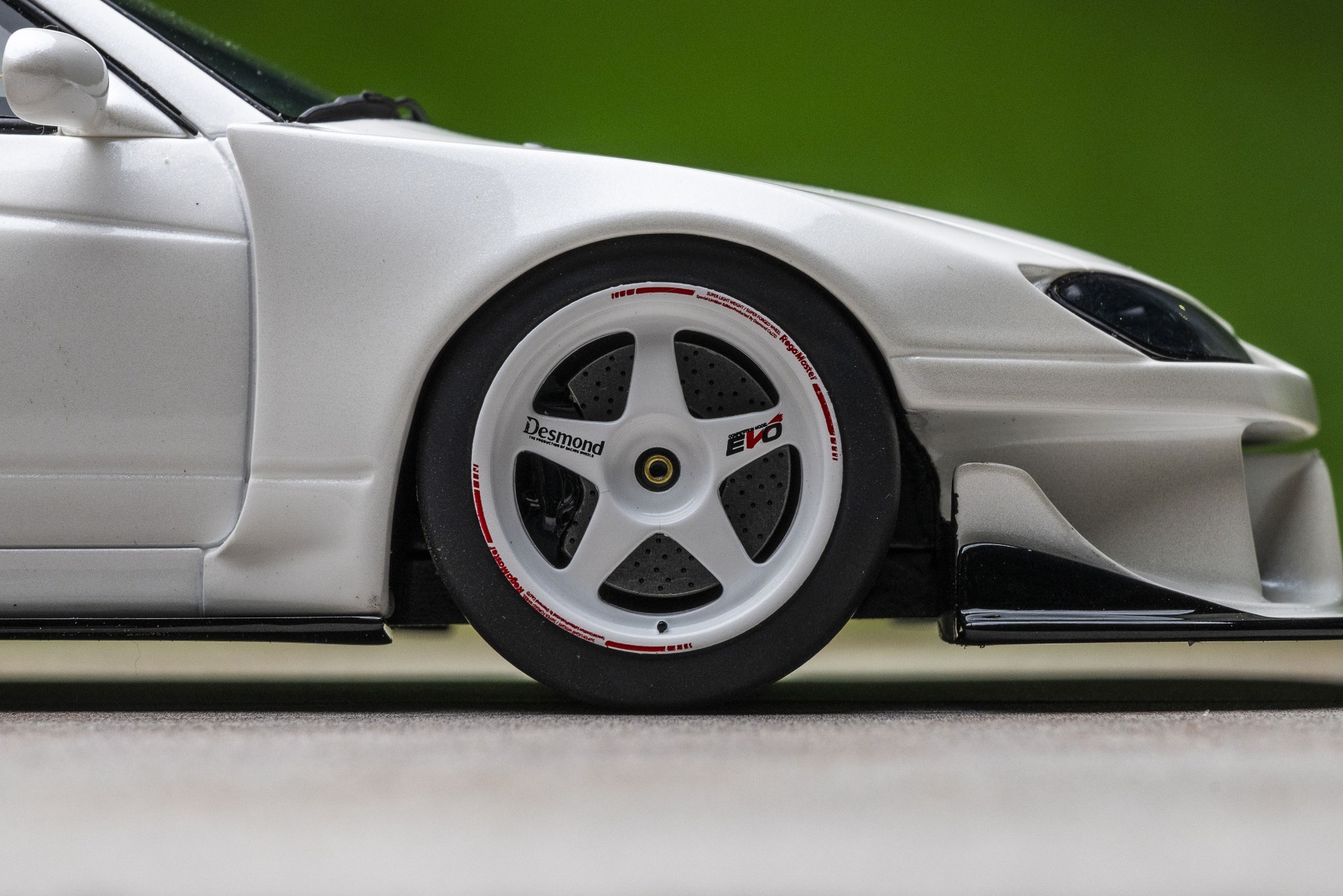 足もとを飾るのは、軽量高剛性ホイールとして絶大な人気を誇るリーガマスター・エボⅡ。イエローのボディにホワイトのカラーが映え、リップステッカーも雰囲気を高めています。ピンホール仕様のブレーキローターも装着済み。