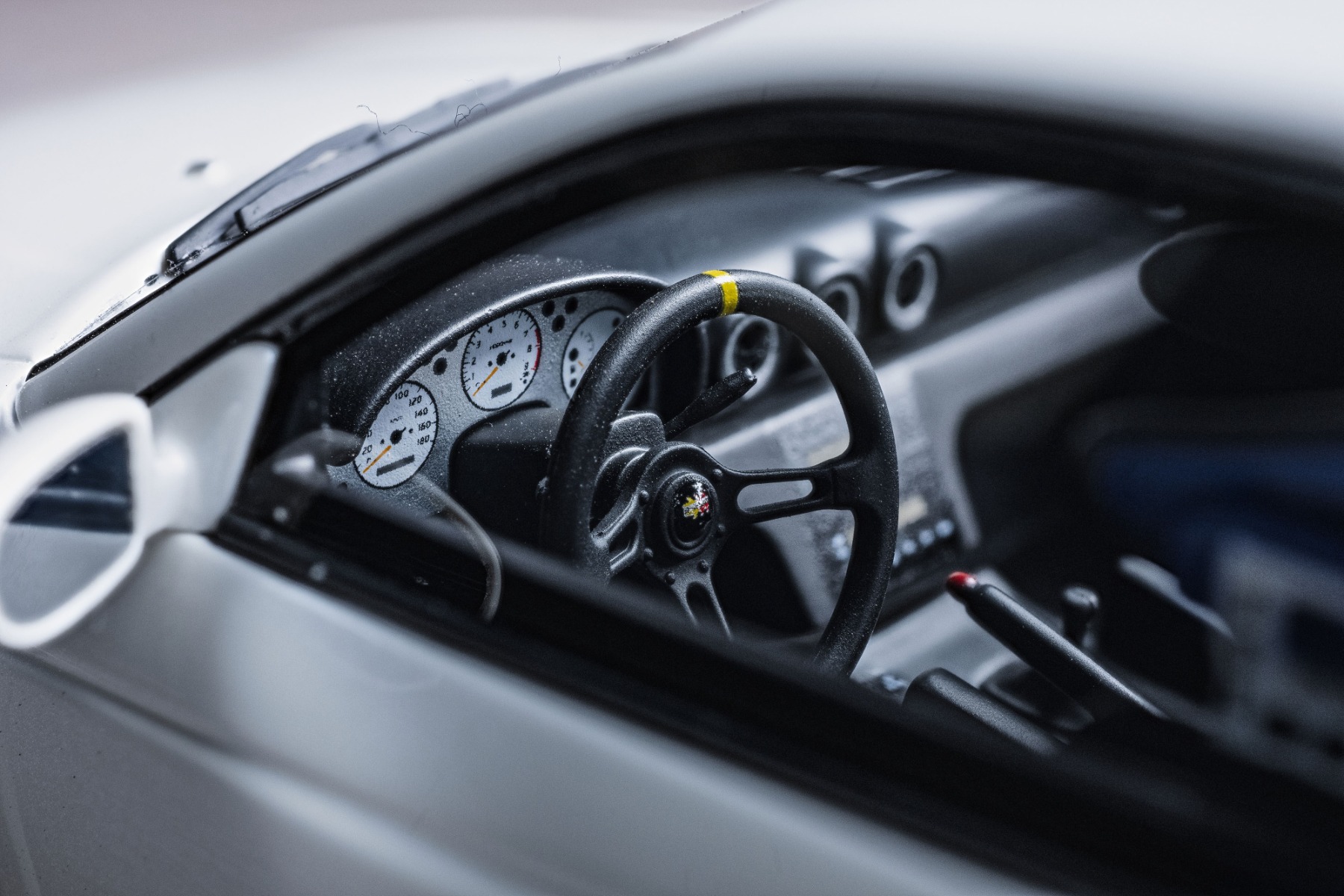 本来、S15の左ハンドルは存在しませんが、このモデルは左ハンドル仕様になっています。インパネセンターの3連エアコン吹き出し口が特徴的で、大型ヘッドガード付きのバケットシートも装着。