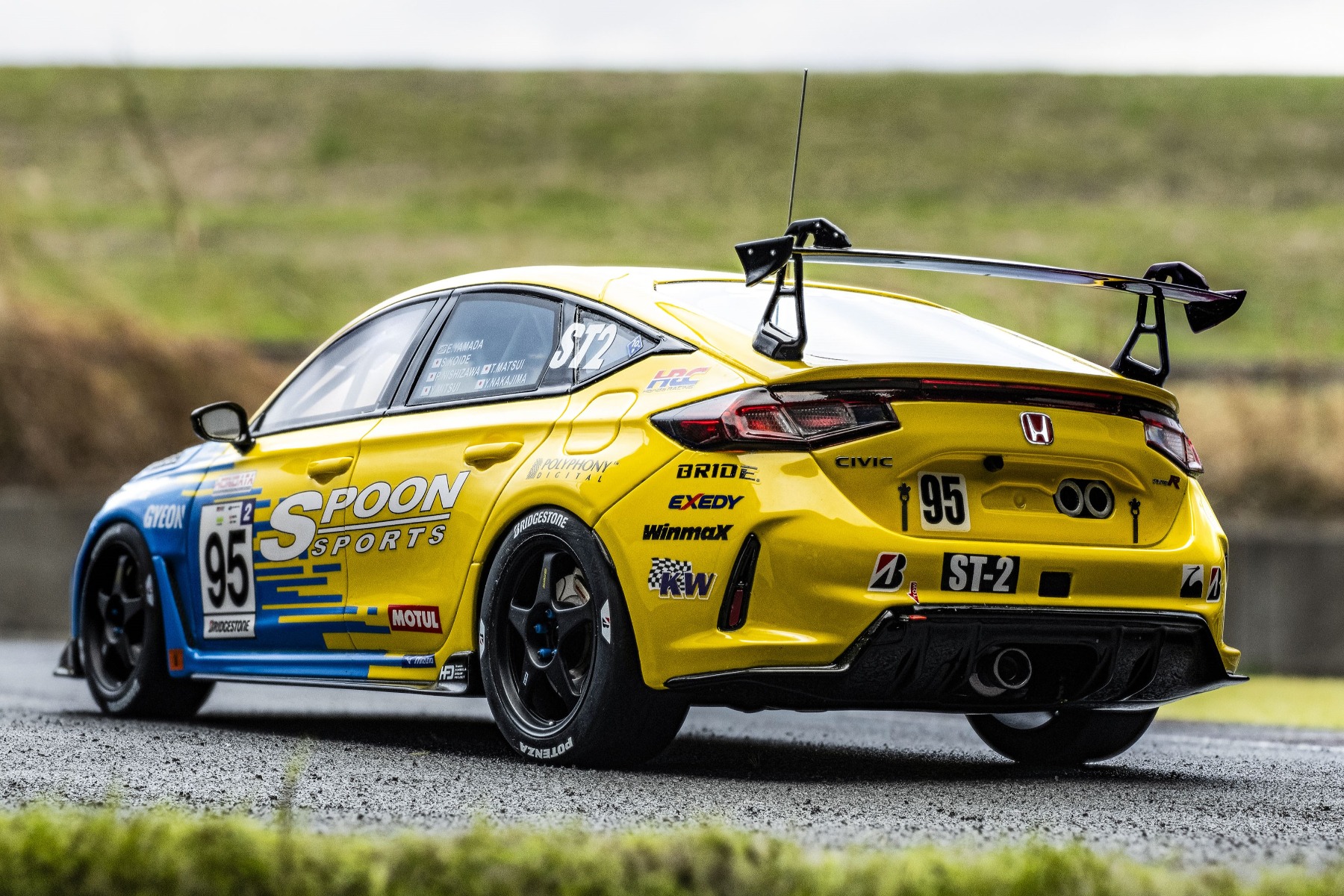 リアゲートにクイックチャージャーが設置されていることがレーシングマシンということを物語っています。クレーンネックウイングはSPOONのオリジナルエアロで、最適なダウンフォースを低いドラッグで発生。