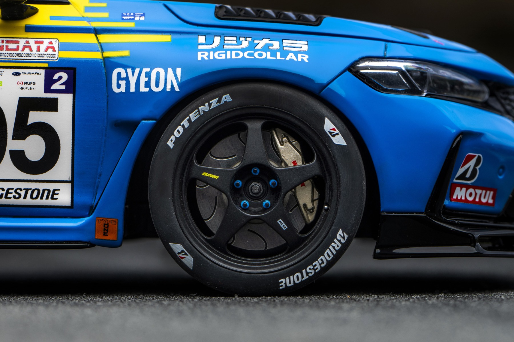 アルミホイールはSPOONオリジナルのSW388。軽量高剛性でレースに勝つために作られたホイールです。組み合わされるのは、2024年のスーパー耐久のオフィシャルタイヤサプライヤーであるブリヂストンのスリックタイヤ。