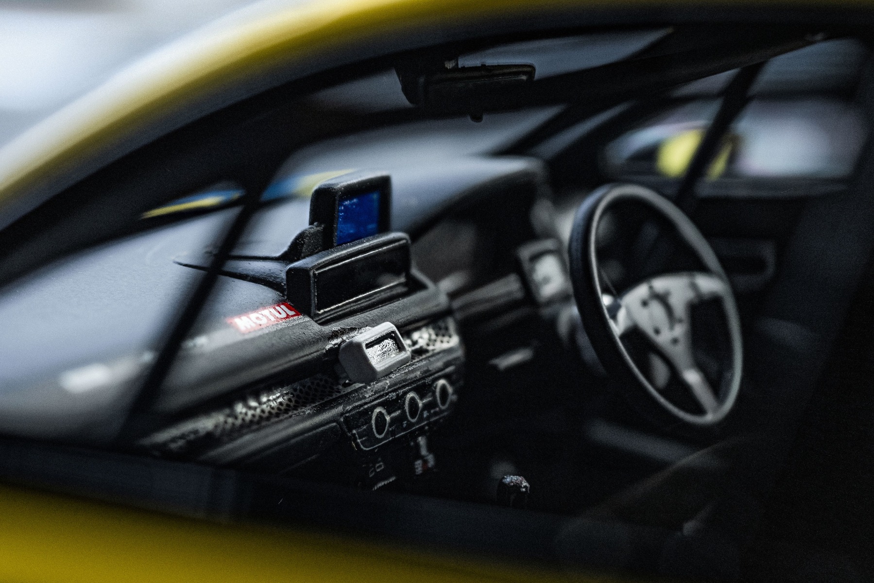 室内はダッシュボードこそ市販車の面影を残しますが、その他はすべて撤去され、強固なロールケージを組み、ブリッドのバケットシートを装着。助手席側には消火器やクールスーツの氷を入れるクーラーボックスも設置。