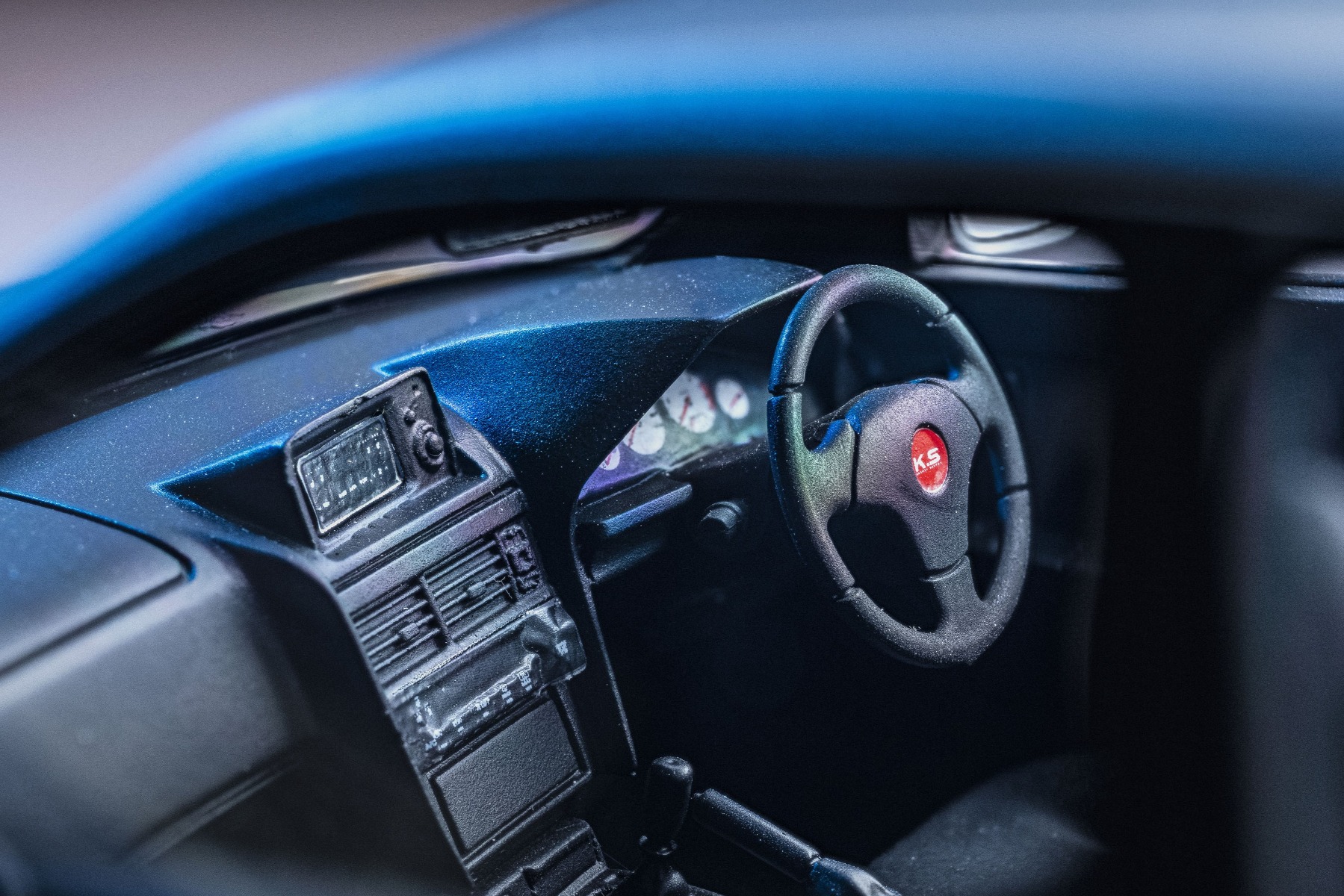 インテリアに目を移すとホワイトメーターが目を惹きます。ダッシュボード上には、さまざまなメーターを表示することが可能なマルチファンクションディスプレイも設置。ステアリングのセンターパッドは「K.S」のロゴ入り。