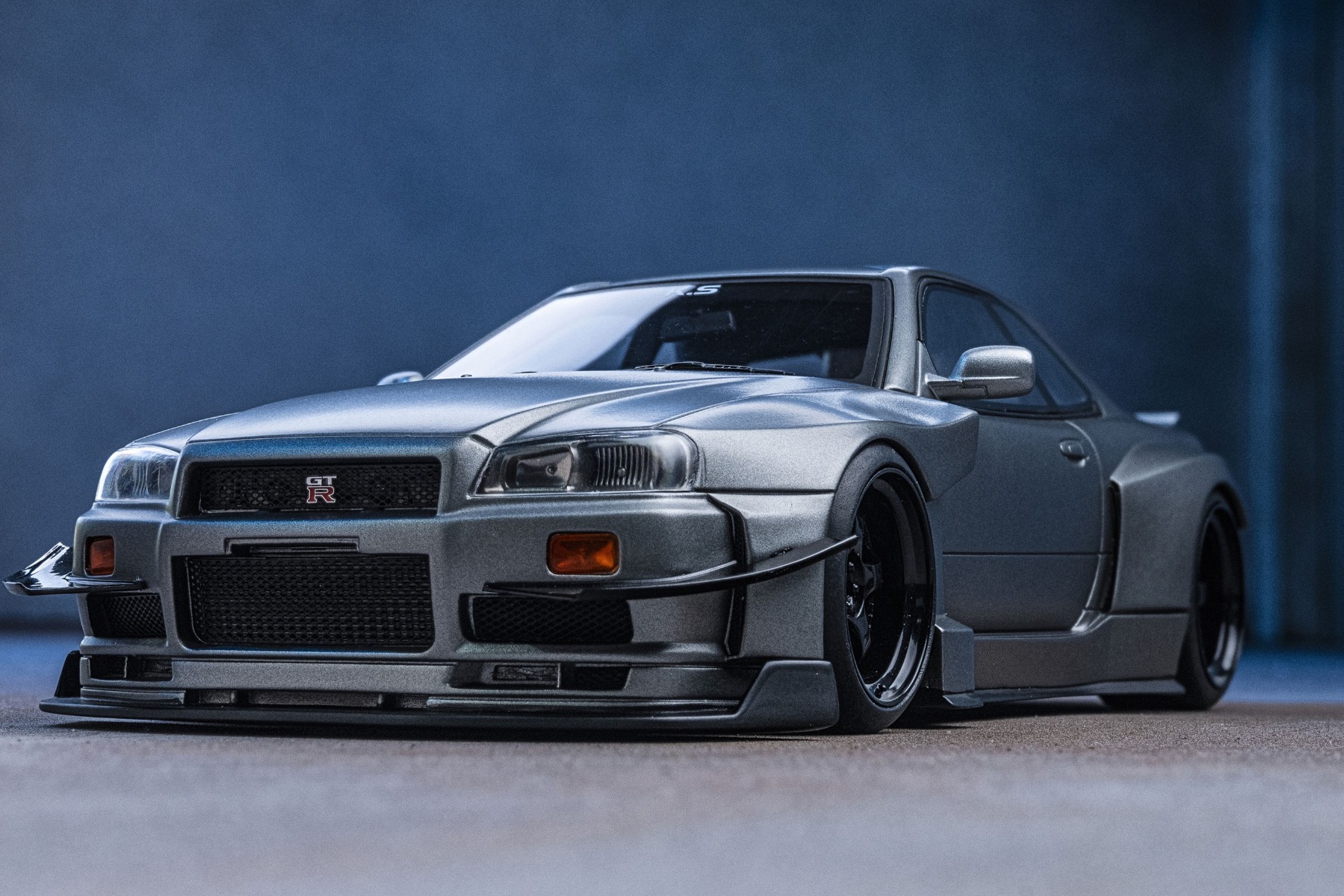 純正のフロントマスクを生かしながら独創的なエアロパーツで昇華させた姿は、レーシーな雰囲気を持ちつつ未来的なビジュアル。前後のフェンダー後部をカットしたデザインも個性的。