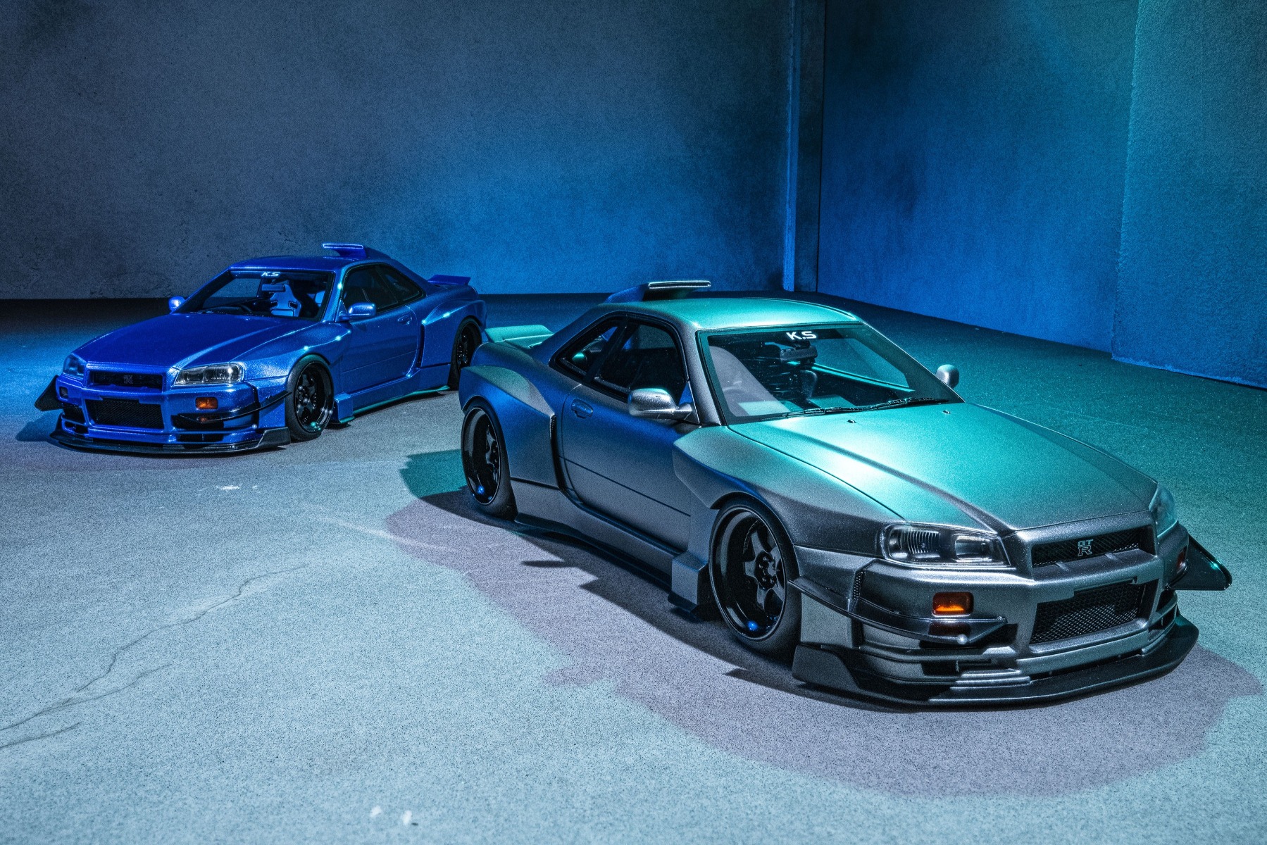 シンプルなソニックシルバーも人気ですが、やはりR34GT-Rでナンバー1のボディカラーといえばベイサイドブルーでしょう。鮮やかなブルーメタリックはスカイラインのスタイリングをいっそう引き立ててくれます。