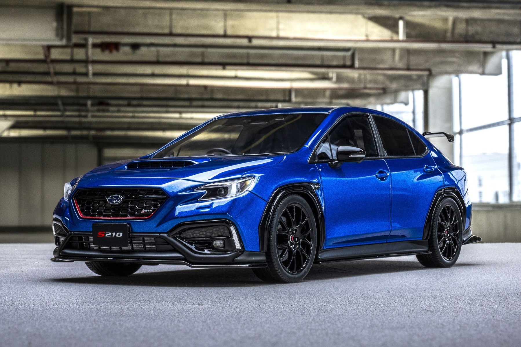 コンセプトカー「VIZIZVパフォーマンスコンセプト」のデザインを市販車に落とし込んだエクステリア。特徴的なヘキサゴングリルやブラックでまとめたボディ下部などはベース車の意匠を引き継いでいます。