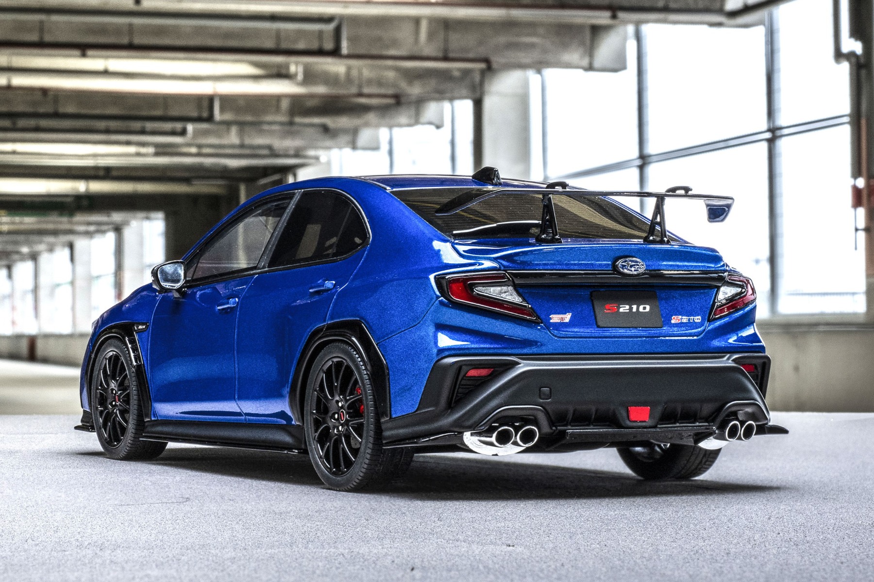 力強く張り出したフェンダーや風を後端でキックアップするトランク形状など、細部まで再現。実車のボディカラーは5色展開ですが、本製品ではWRXを象徴するWRブルー・パールを採用しています。