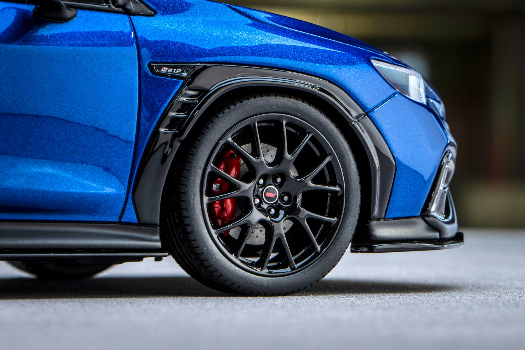 ZF製専用電子制御ダンパー＆コイルスプリングで適度にローダウンされ、より精悍なルックスに。STI製アルミホイールの奥にはブレンボ製モノブロック6ポットブレーキキャリパーが確認できます。