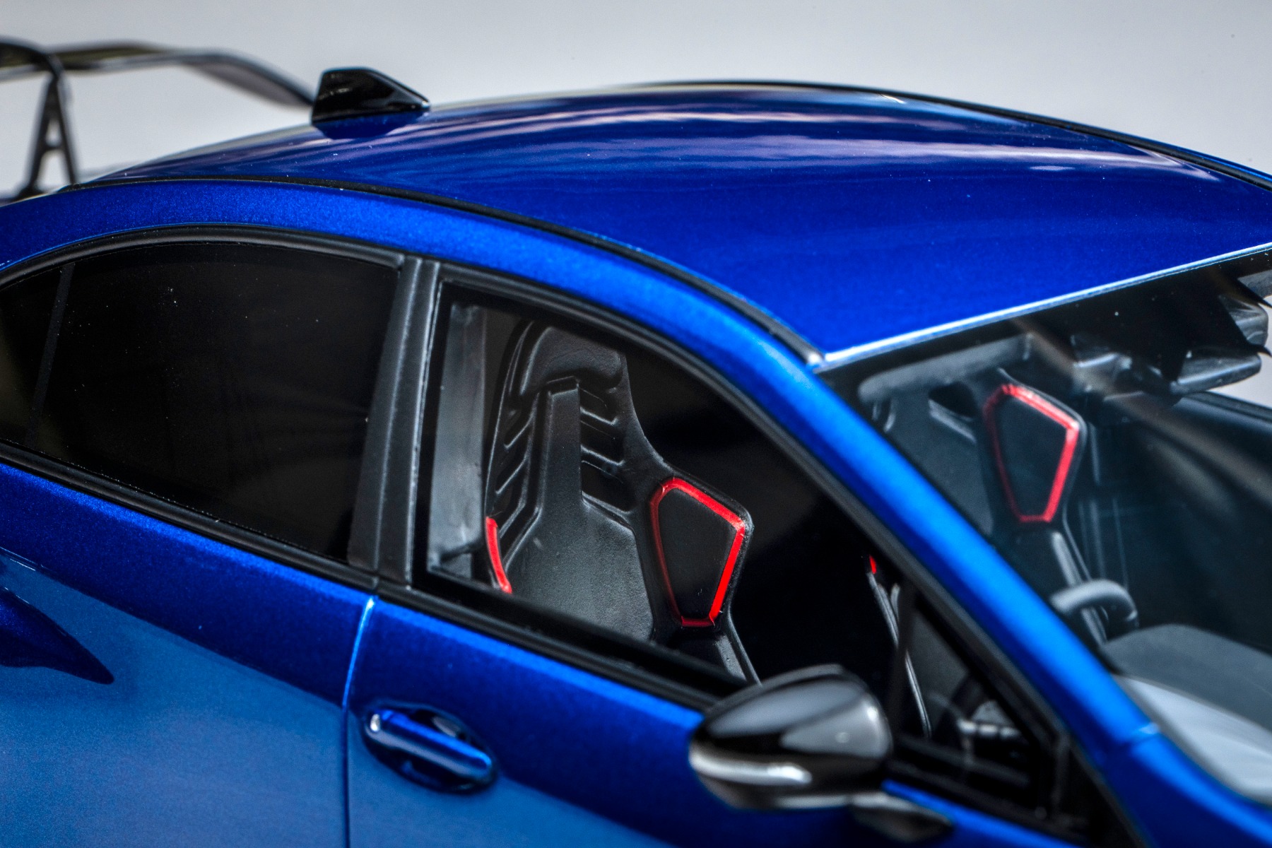 インテリアには、専用ステアリングや本革巻きシフトレバー、STI製レカロバケットシートなどを装備。大型のセンターインフォメーションディスプレイもじつにリアルです。