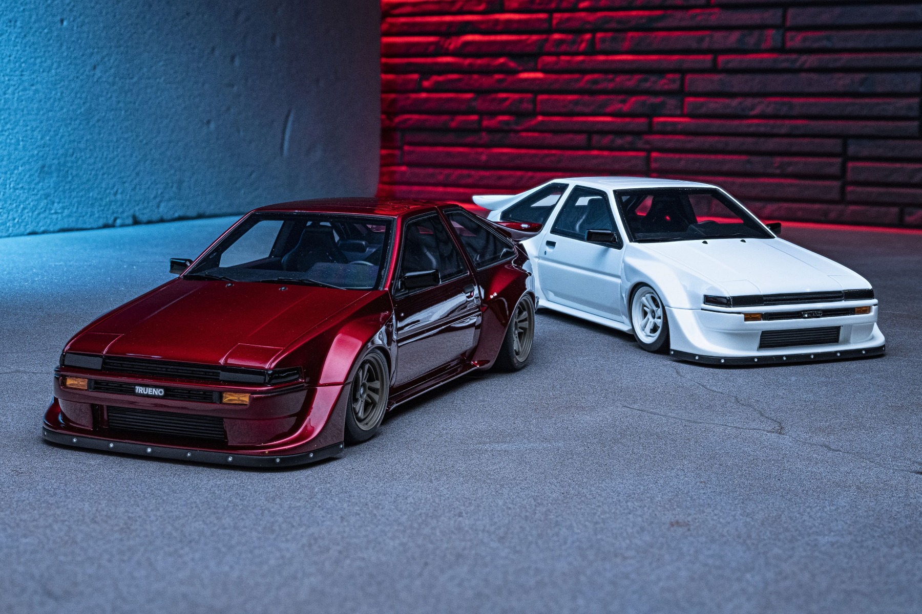 AE86トレノといえば白黒のパンダカラーが人気ですが、本製品ではワインレッドとホワイトをラインナップ。ホワイトはどことなくレーシングカーのようなビジュアルで、ワインレッドはカスタムカー的な雰囲気を醸し出しています。