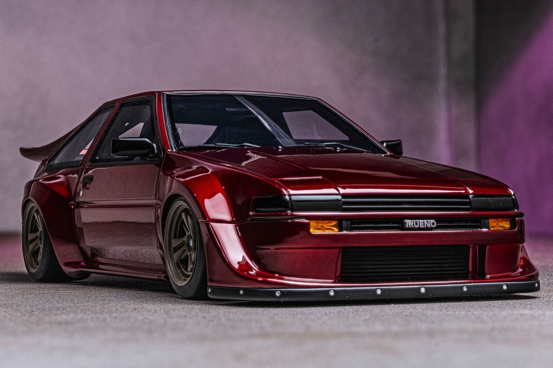 トレノの特徴はなんといってもリトラクタブルヘッドライト。このフロントマスクに憧れた人は少なくないでしょう。バンパーに追加されたリップスポイラーがレーシーな雰囲気を高め、ホイールの隙間からは強化されたブレーキも再現。