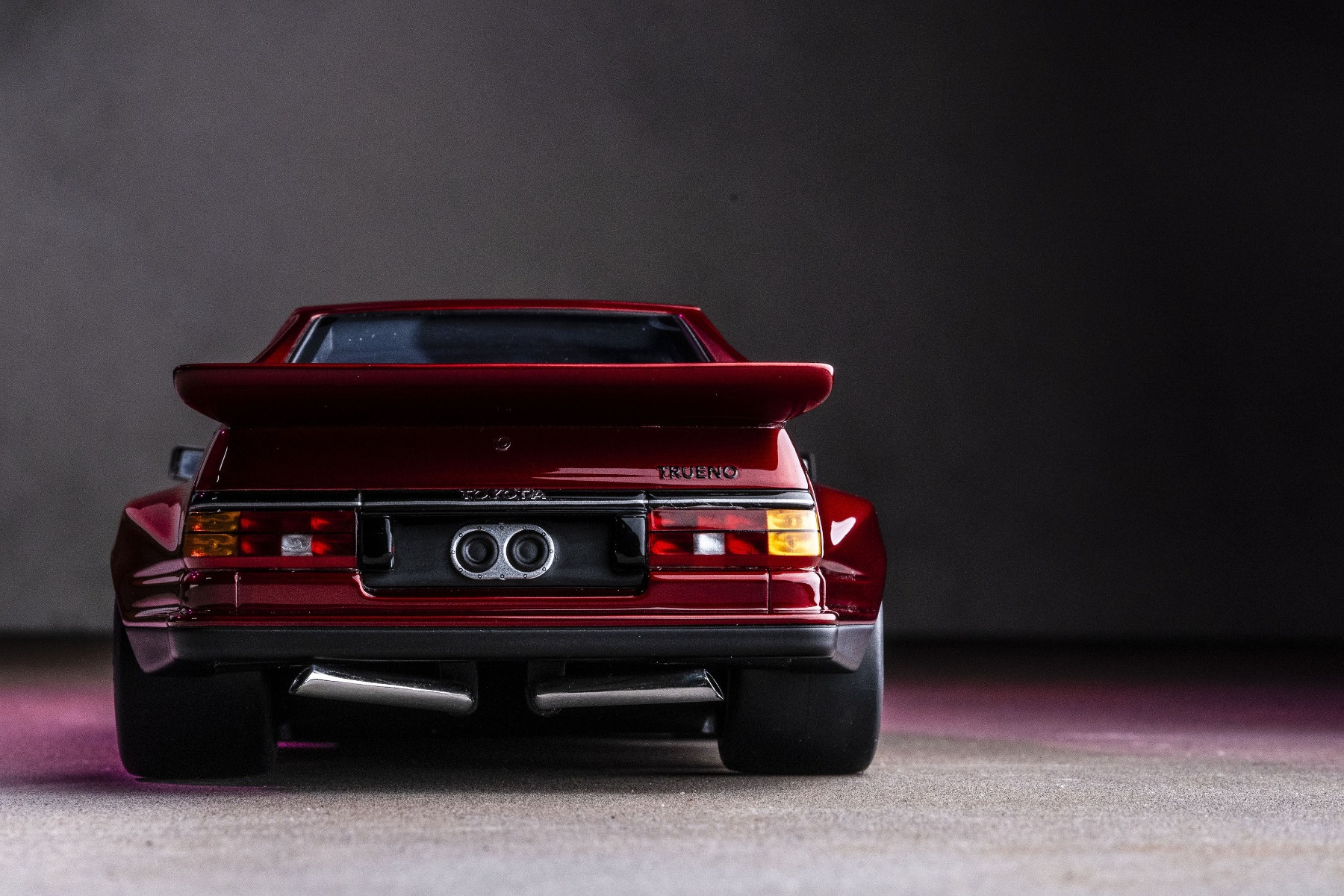 AE86のレーシングモディファイで定番のN2スタイルを進化させたようなデザインは、まさにAE86の究極形。ワイドなフェンダーが見る者を圧倒します。その一方、ワインレッドのボディカラーがシックな雰囲気を高めています。