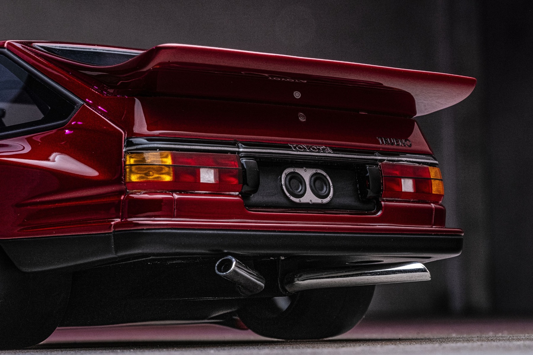 ハイライトはリアにもあり、ハッチゲートの上部から続く大型のリアスポイラーが圧巻で、左右に振り分けられたマフラーがヤンチャなイメージをアップ。センターガーニッシュにはクイックチャージャーが設置されています。