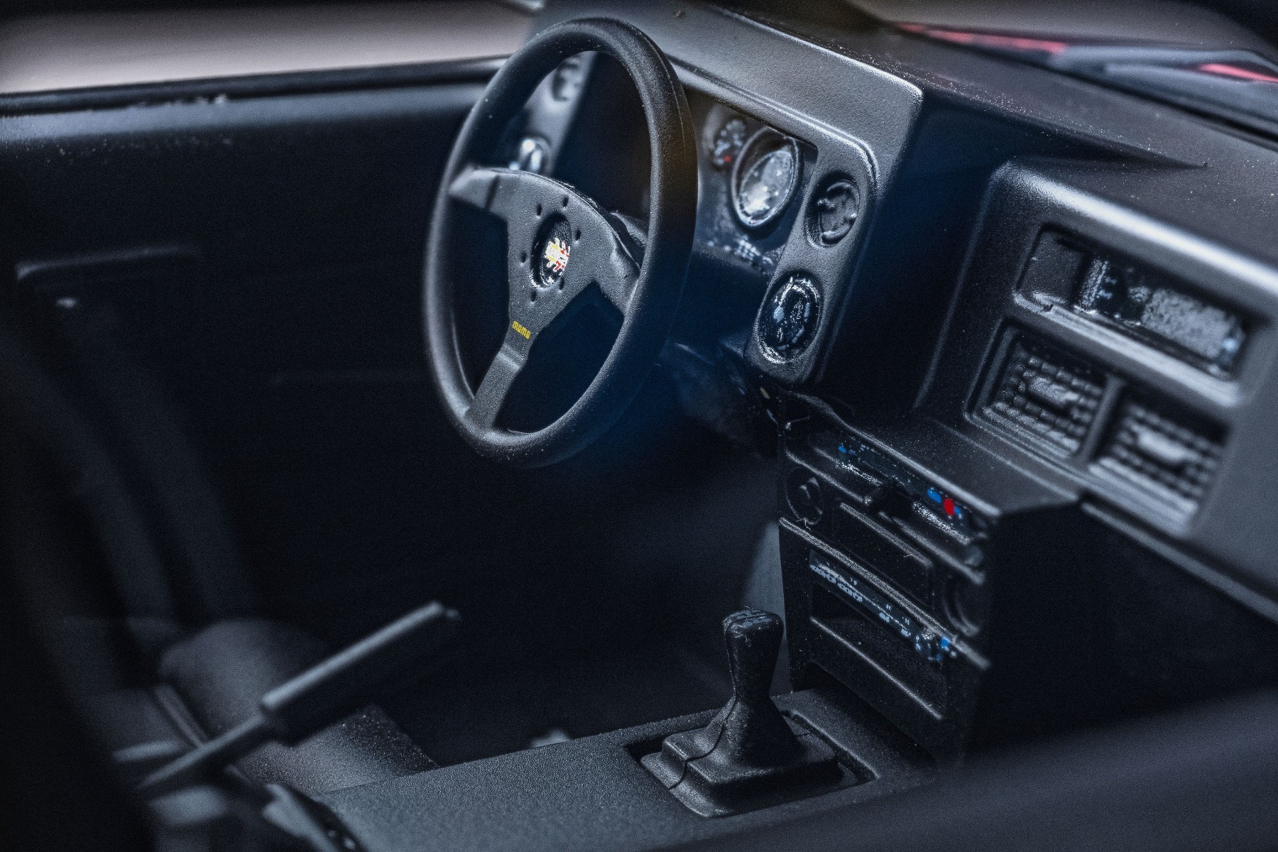 インテリアの見どころは、純正メーターを撤去して製作されたレーシーなメーターパネルです。ステアリングはMOMO製の3本スポークステアリングに、シートはフルバケットタイプに変更され、レーシーな空間になっています。