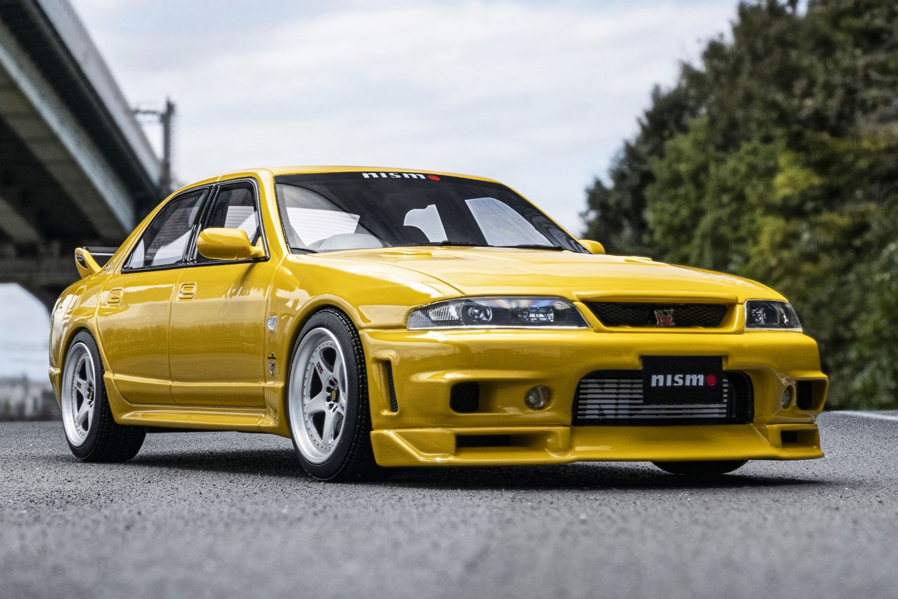R33 GT-Rを4ドアセダン化したGT-R Autech Version 40thアニバーサリーをベースに、NISMO 400Rにも使用されるエアロパーツを装着。その迫力あるルックスからは、高いパフォーマンスが感じ取れます。