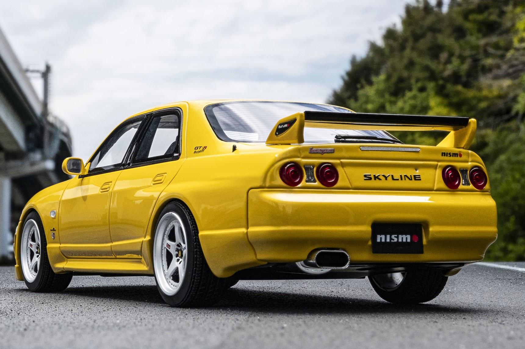 リアから見てもボリュームのあるフェンダーがよく分かります。リアウイングはR33GT-Rと同じデザインに見えますが、翼端版は専用にデザインされたもの。マフラーも専用でオーバルデザインのフィニッシャーを採用。