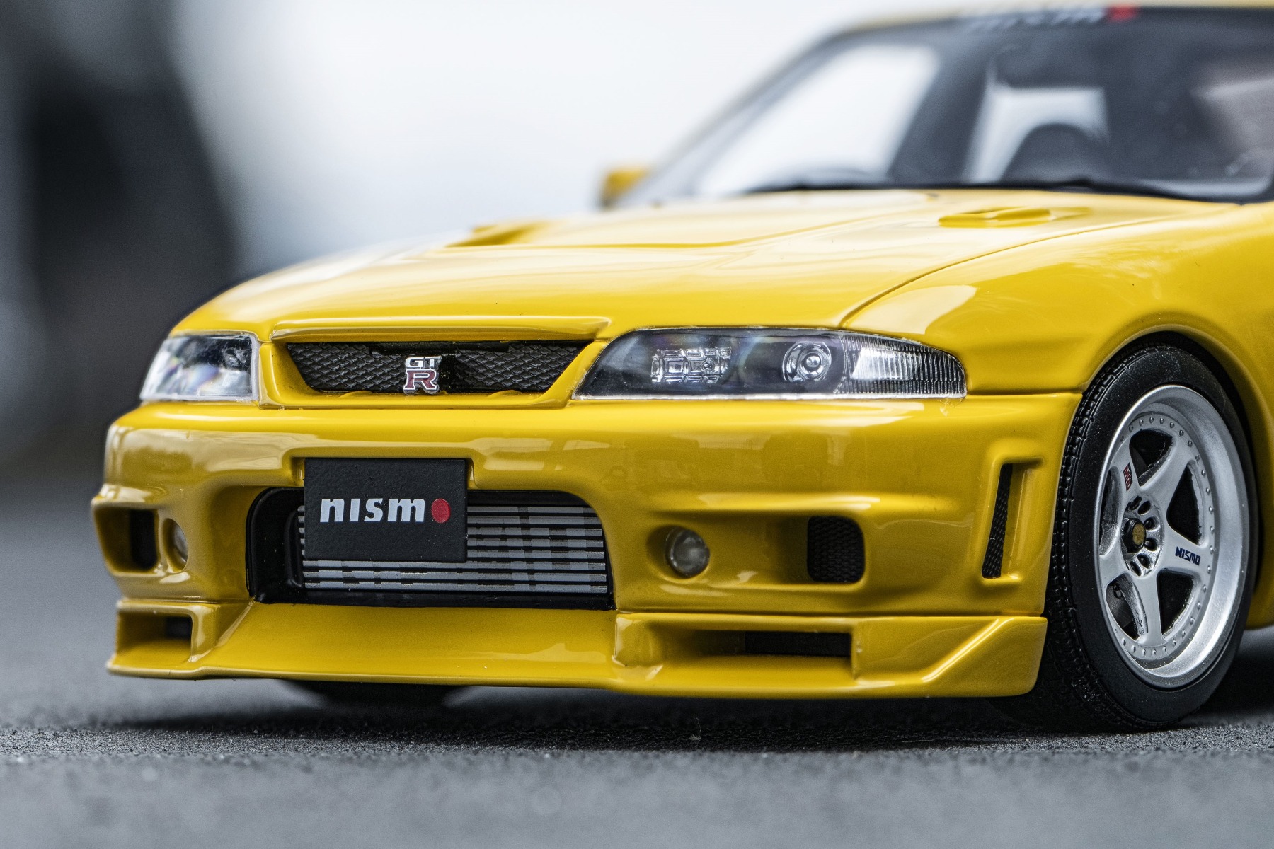 フロントバンパーはGT-Rオーテックバージョン 40thアニバーサリーと同デザインで、純正よりも冷却性能がアップ。ボンネットもエンジンの熱気を効率よく排出する、アウトレット付きのエアロボンネットが装着。